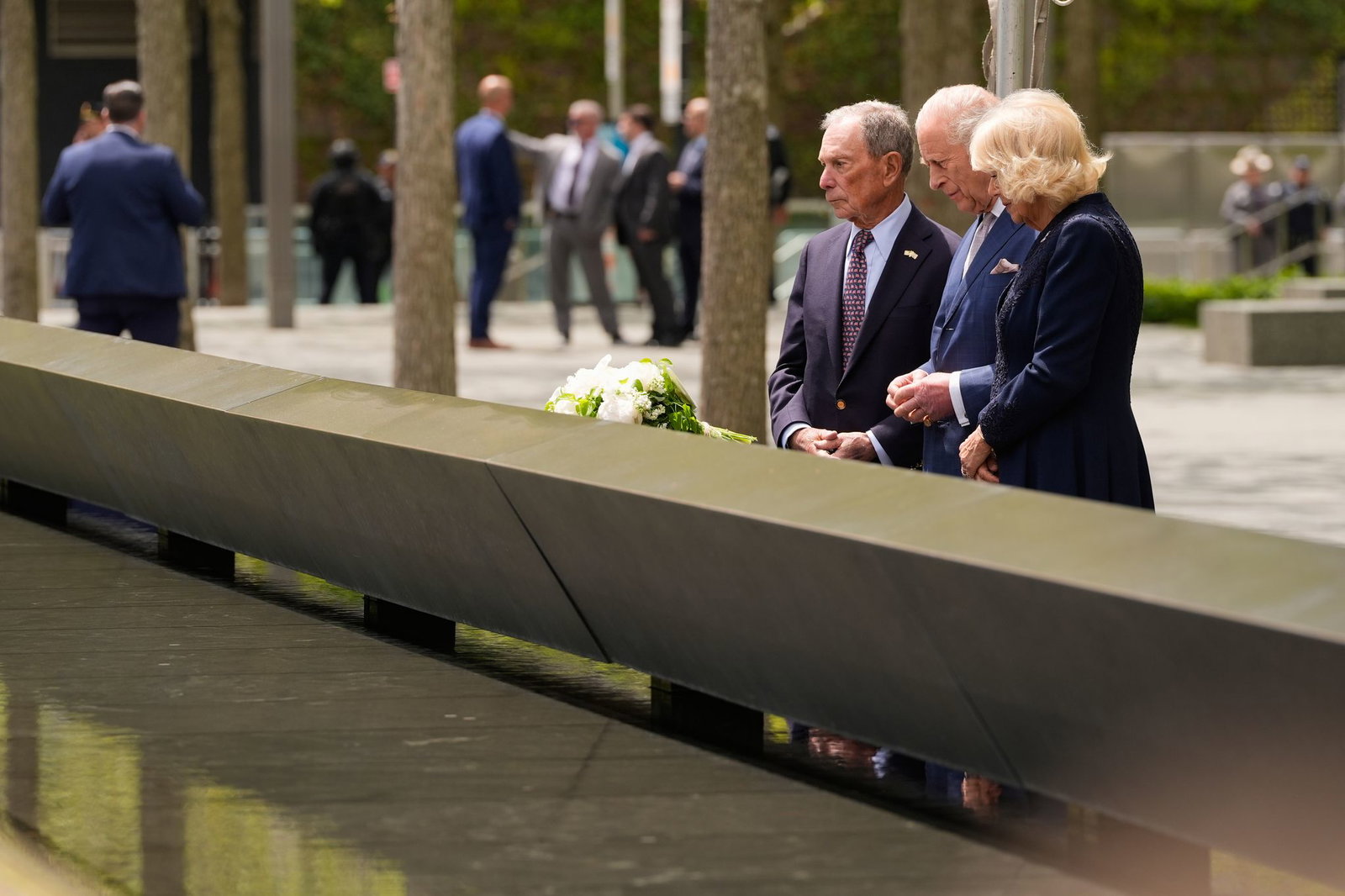 König Charles III. (M) und Königin Camilla gedenken der Opfer von 9/11.