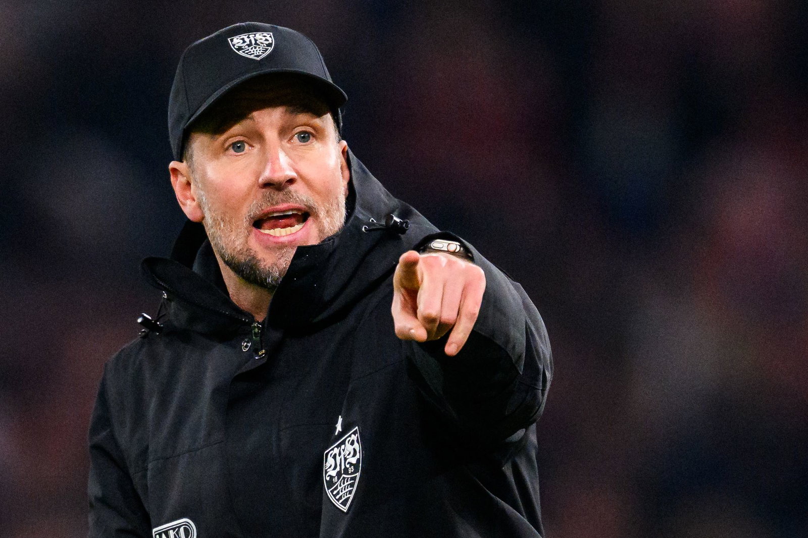 Voller Fokus: Auf Sebastian Hoeneß und den VfB Stuttgart wartet ein schwieriges Restprogramm. (Archivbild)