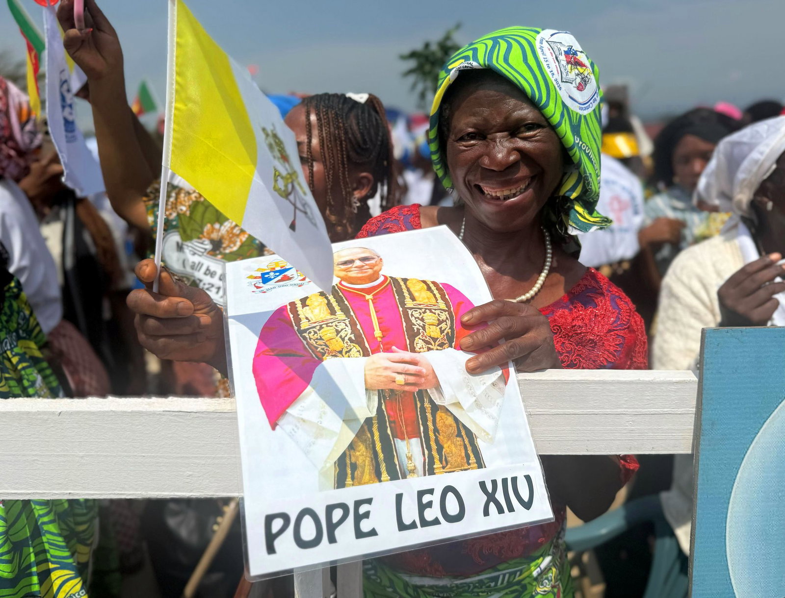 In Kamerun erwarten viele Menschen freudig den Papst.
