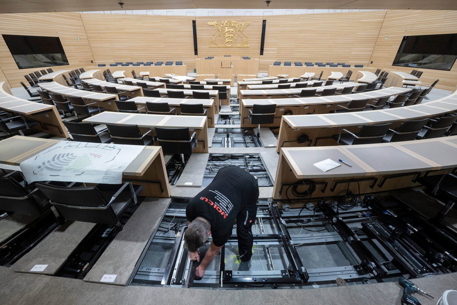 Während im Landtag schon die Umbauarbeiten für die neue Sitzordnung im Plenarsaal laufen, stocken die Gespräche zwischen Grünen und CDU über eine mögliche Fortsetzung von Grün-Schwarz offenbar. 