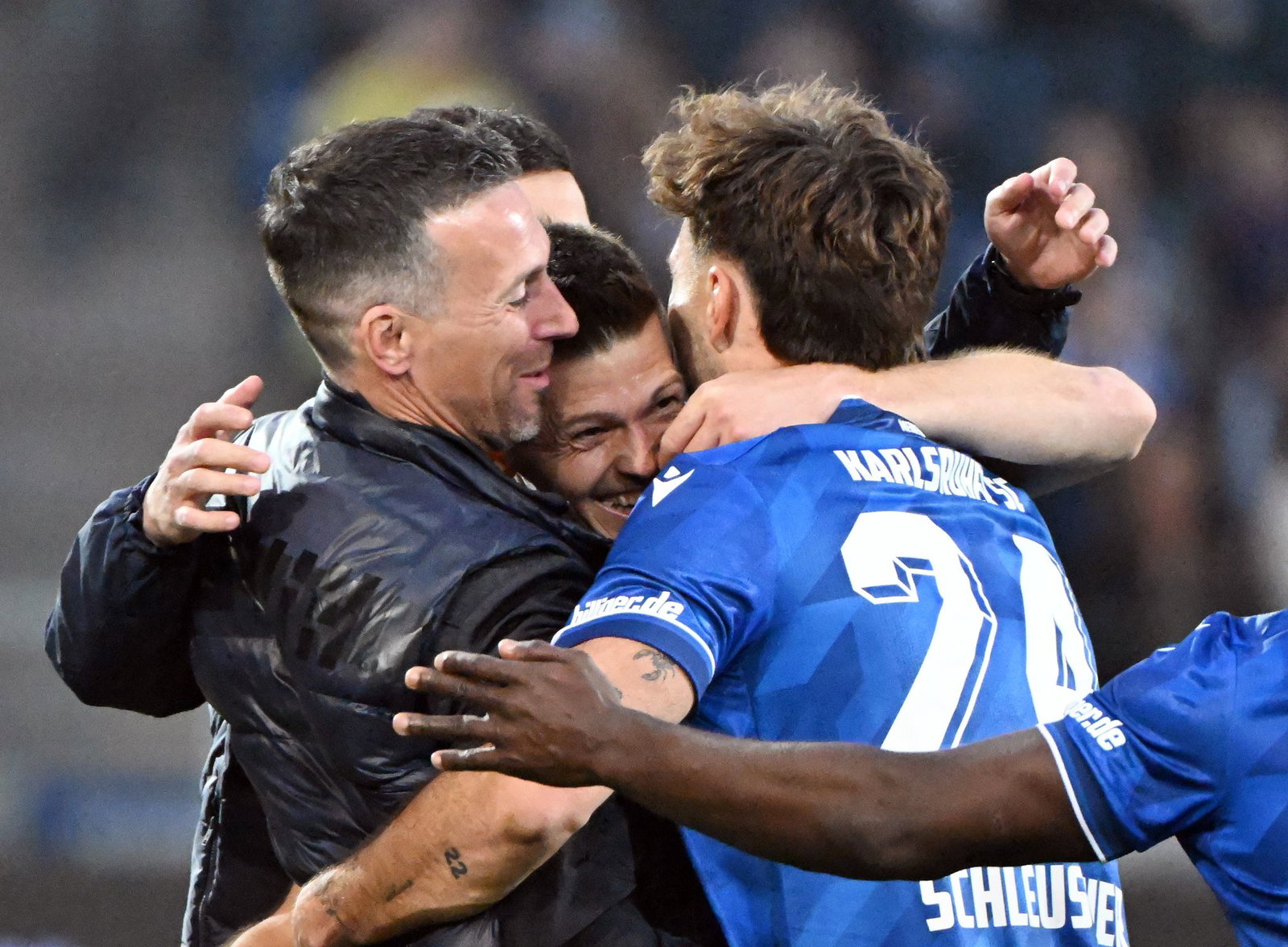 Jubel mit dem Coach: Nach dem Tor zum 3:1 fielen Wanitzek (Mitte) und Schleusener (r) dem Trainer Eichner (l) in die Arme. 