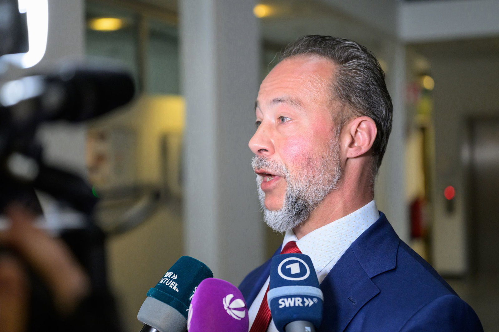 Ex-Fraktionschef Jan Bollinger sagte nach seiner Abwahl, er habe nicht erwartet, dass er als Spitzenkandidat nach diesem Wahlergebnis nicht wiedergewählt werde und halte das gegenüber den Mitgliedern und Wählern der AfD für erklärungsbedürftig. (Archivbi…