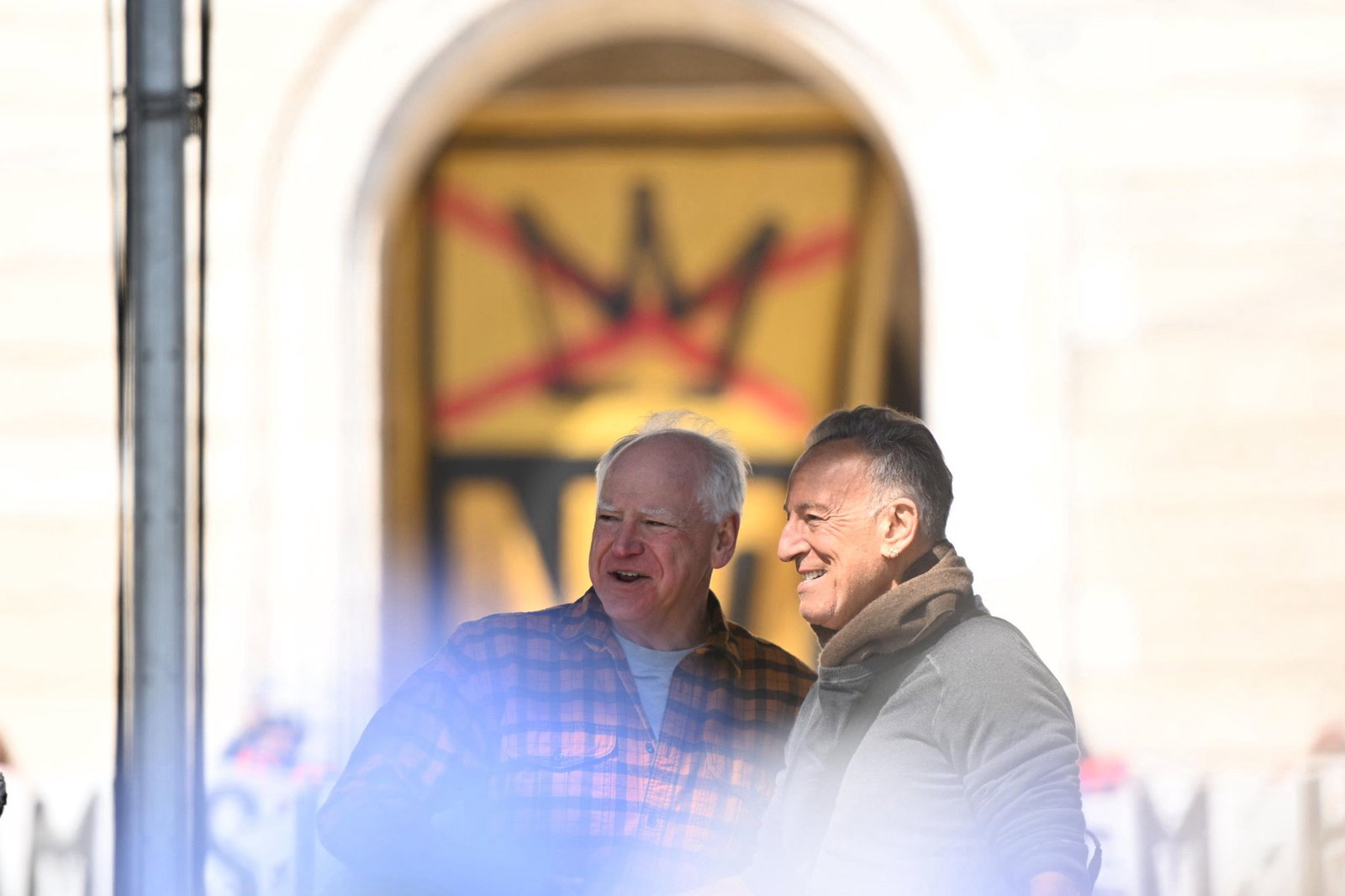 Donald Trump (nicht im Bild) teilt erneut gegen Bruce Springsteen (rechts, mit Gouverneur Tim Walz) aus. (Archivbild)