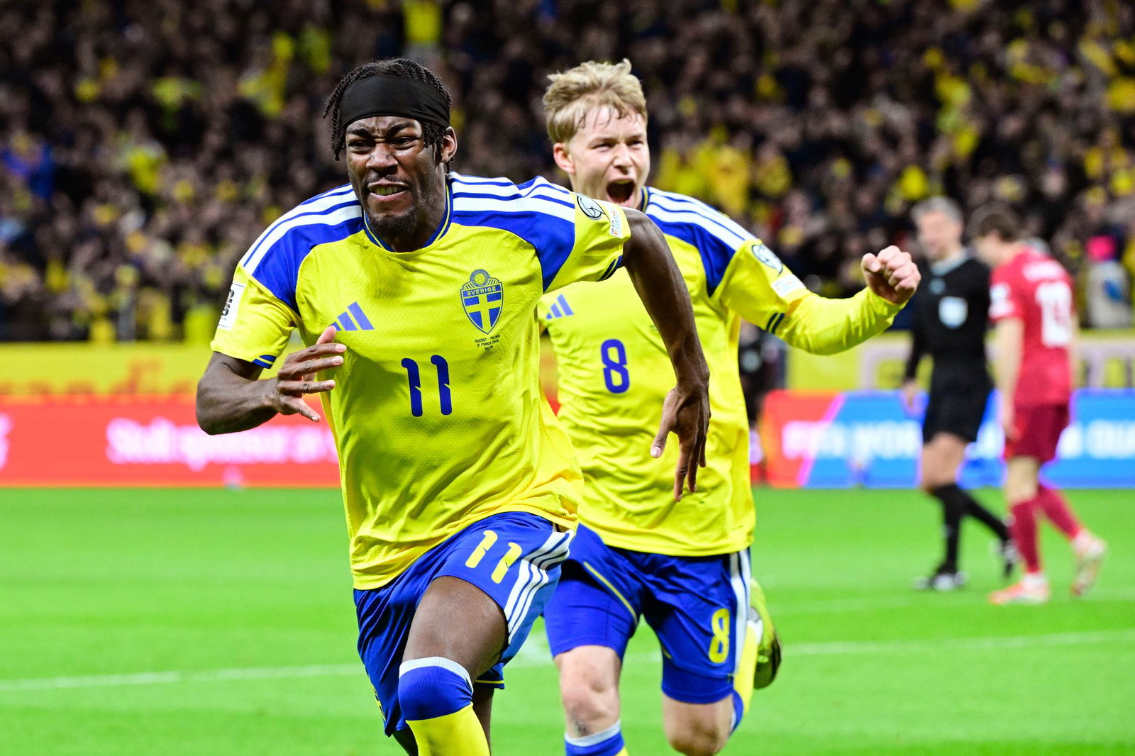 Elanga und Svensson bejubeln Schwedens Führungstreffer.