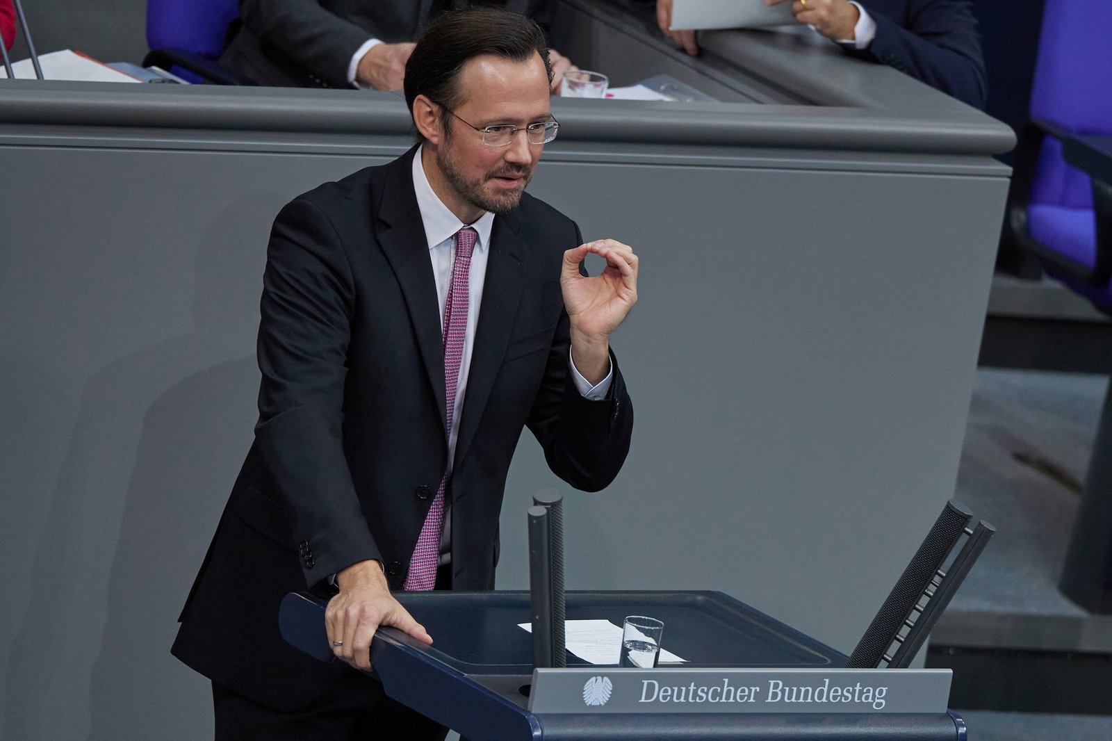 Die gesetzliche Rentenversicherung könne nicht nur eine Basisabsicherung ermöglichen, sagt Dirk Wiese. (Archivbild)