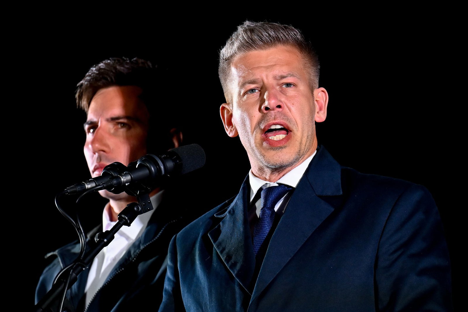 Wahlsieger Magyar ruft die Orban-Loyalisten an der Staatsspitze zum Rücktritt auf. 