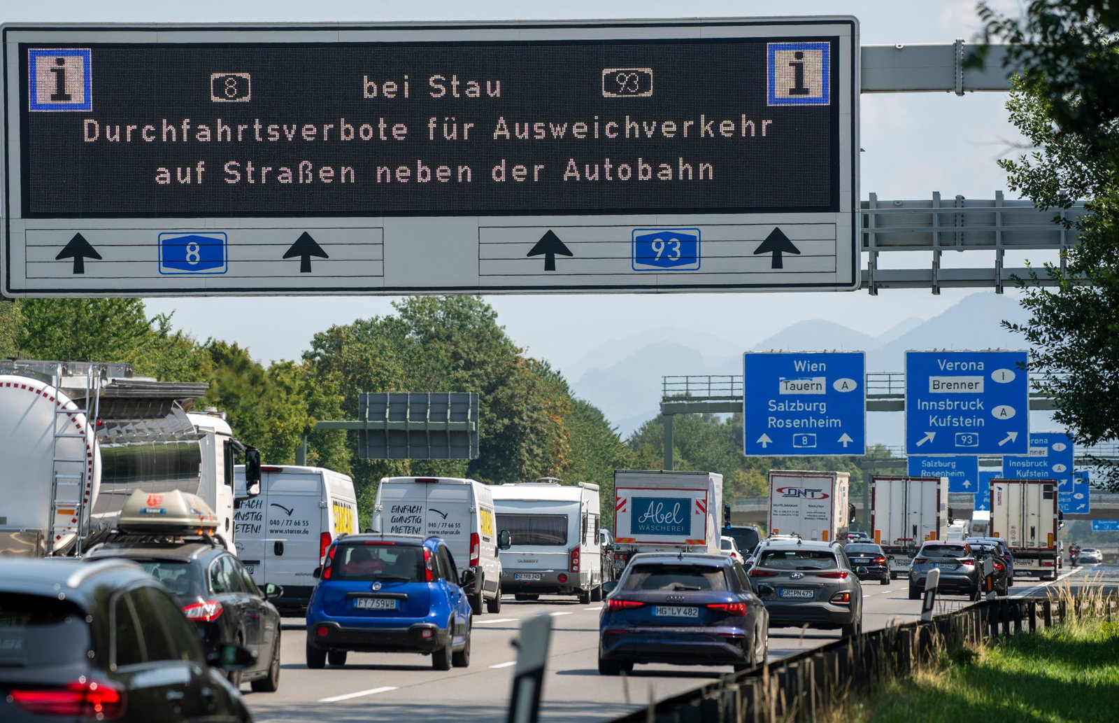 Nur bei Stau darf die Polizei in Bayern Autofahrer auf die Autobahn zurückschicken. (Symbolfoto)