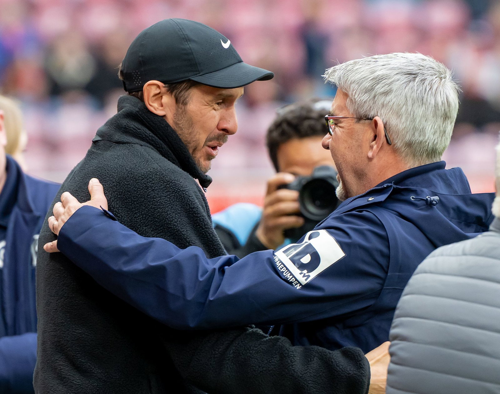 Freiburgs Trainer Julian Schuster (l.) mit seinem Mainzer Kollegen Urs Fischer. (Archivbild)