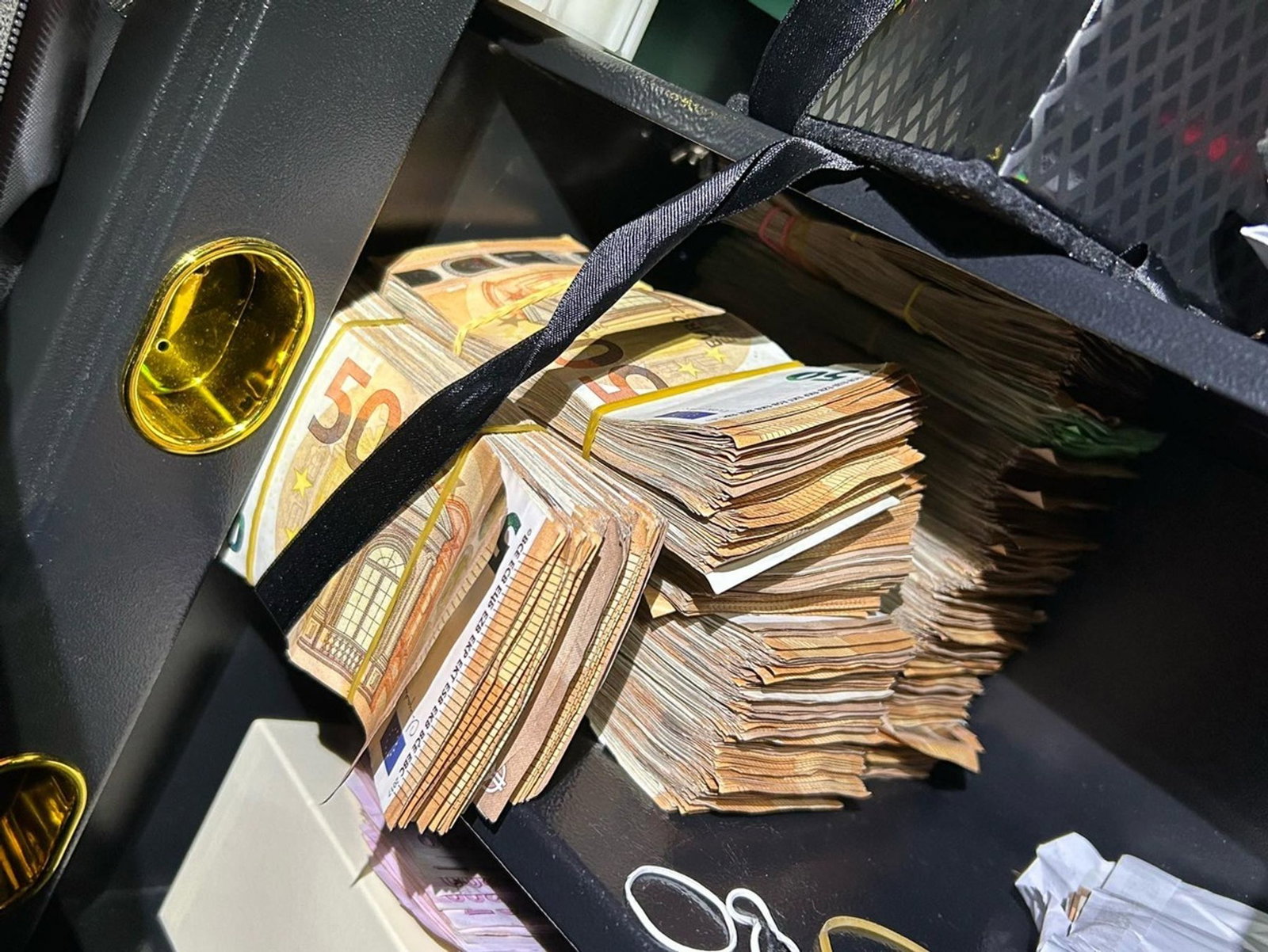 Bei einem Einsatz gegen Schwarzarbeit haben Ermittler auch größere Mengen Bargeld beschlagnahmt.