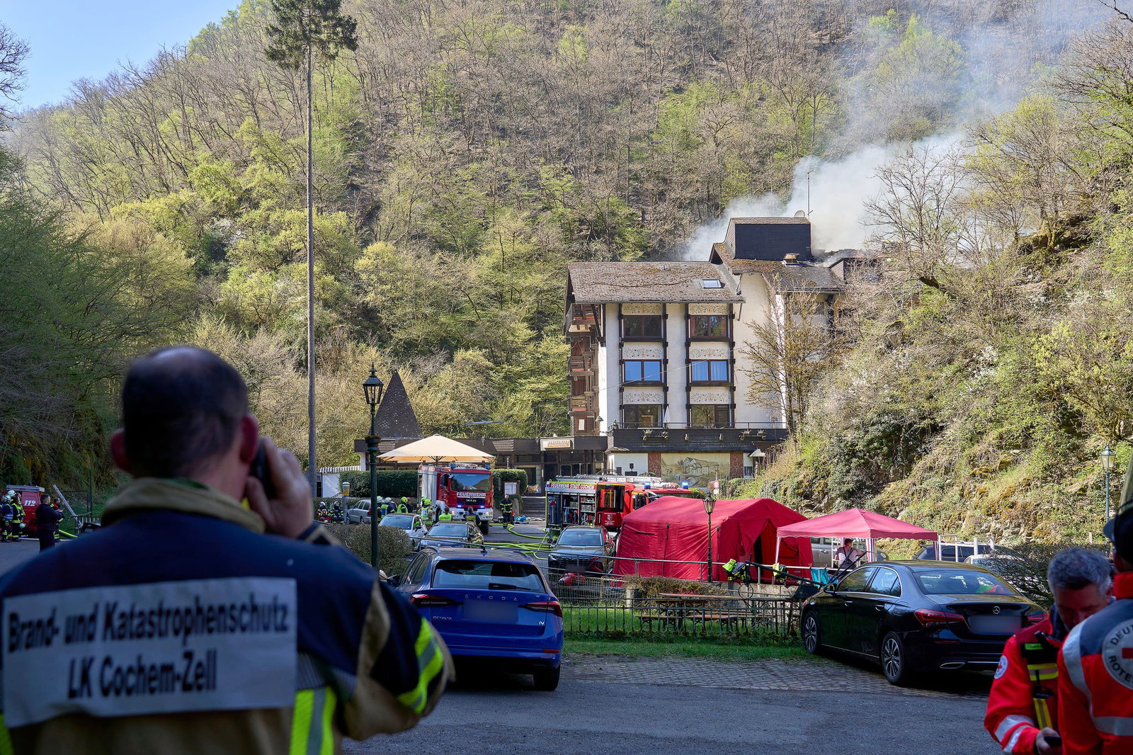 Die Löscharbeiten an einem Hotel in Cochem konnten mittlerweile abgeschlossen werden. (Archivbild)