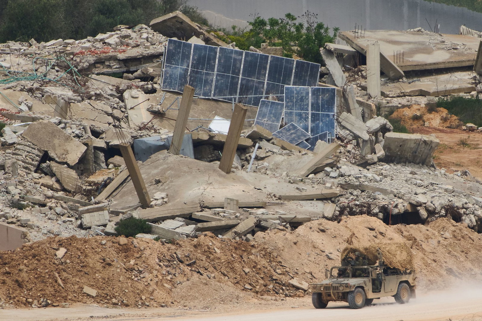 Israels Premier ordnet eine Ausweitung der Sicherheitszone im Südlibanon an. 