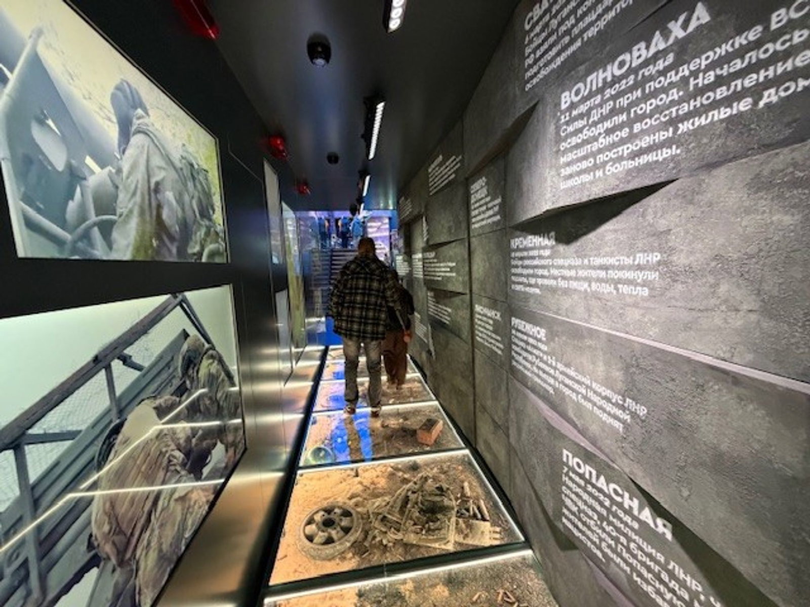 In der Ausstellung wird auch auf die im völkerrechtswidrigen Angriffskrieg eroberten ukrainischen Gebiete hingewiesen.