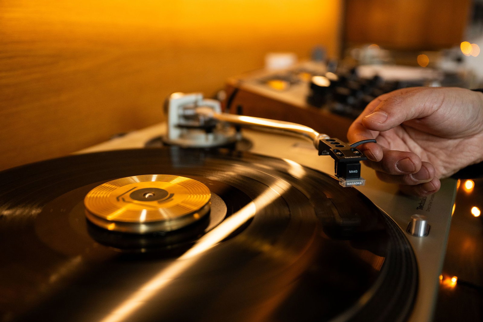 Kevin Rodriguez legt in seiner Bar eine Platte auf. 