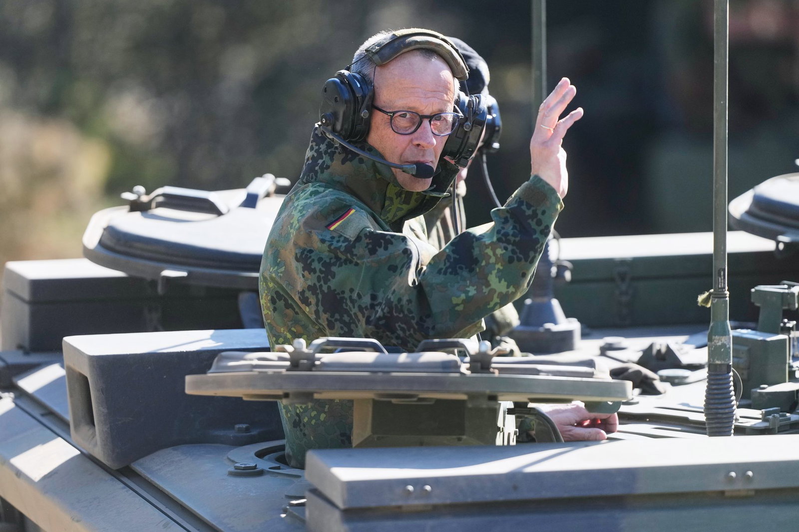 Bundeskanzler Merz im gepanzerten Kampfwagen Boxer.