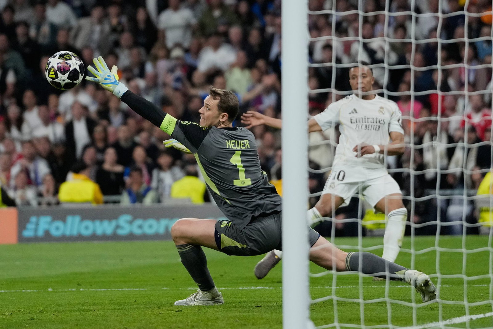 Das Dauerduell: Manuel Neuer pariert einen Schuss von Kylian Mbappé.