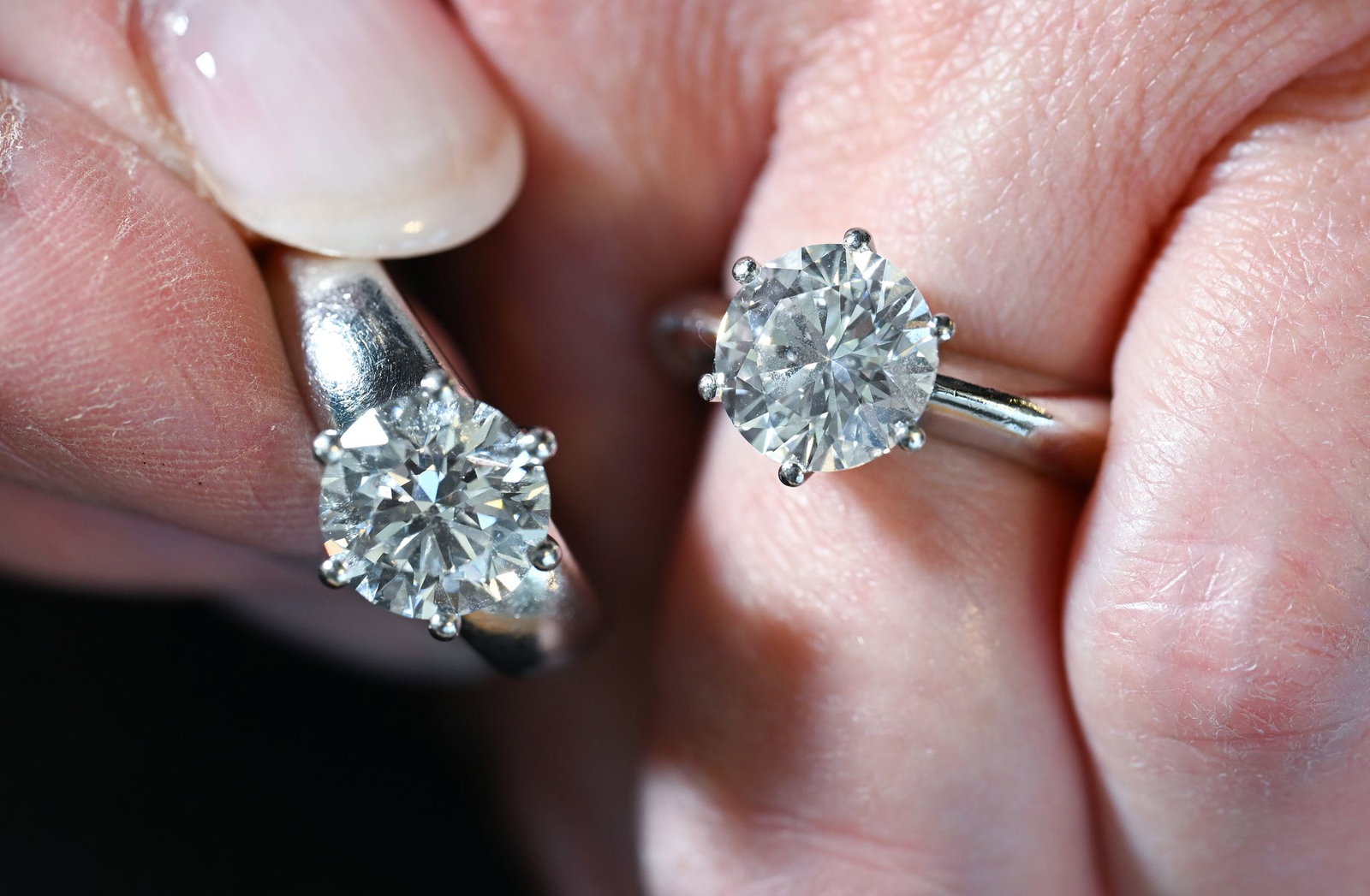 Der Ring mit dem natürlichen drei Karat großen Diamanten (links) kostet nach Angaben des Händlers rund 65.000 Euro. Jener mit der synthetischen Variante nur rund 4.000 Euro.