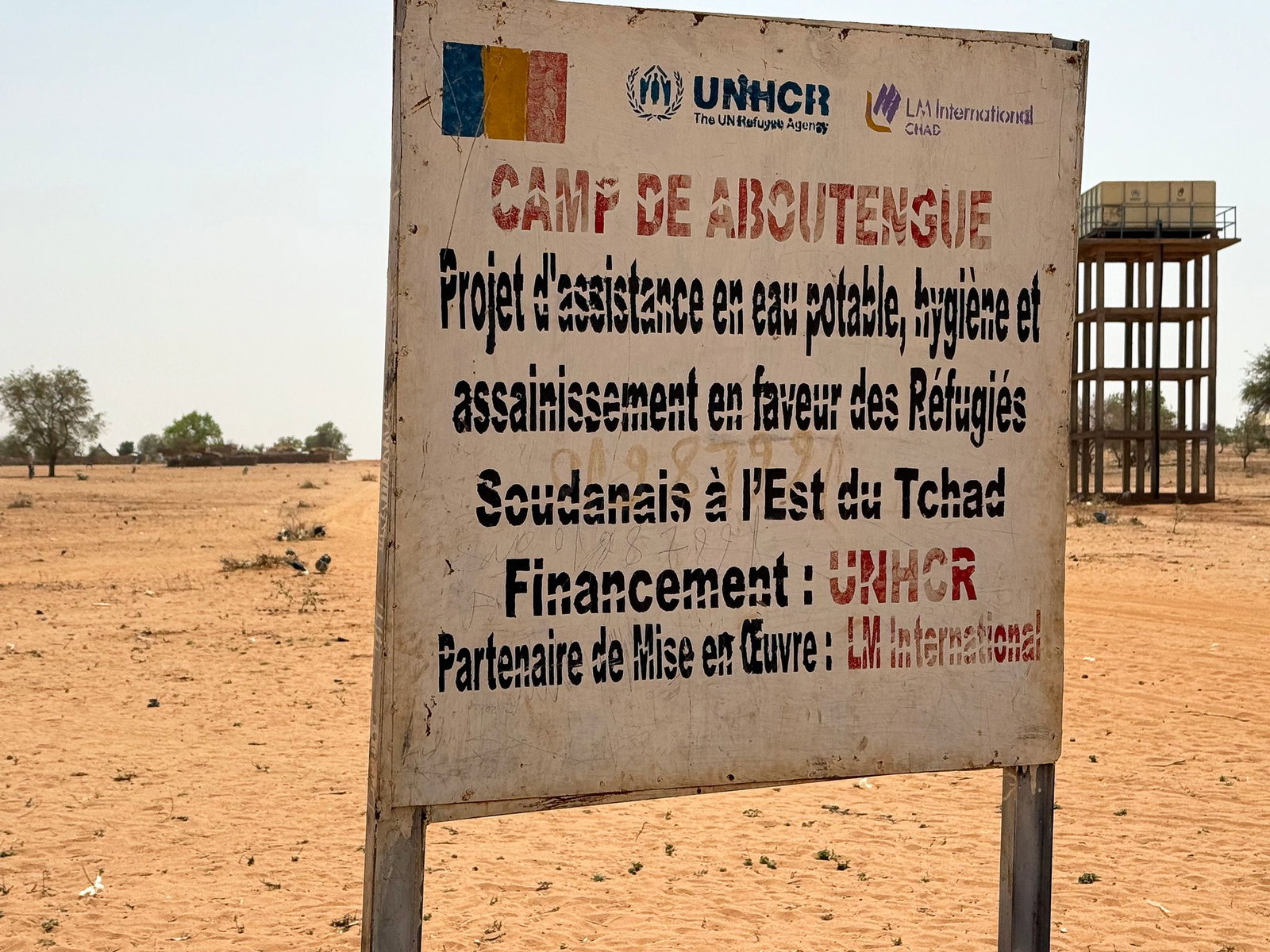 Ein Schild steht am Eingang des Flüchtlingslagers Aboutengé.