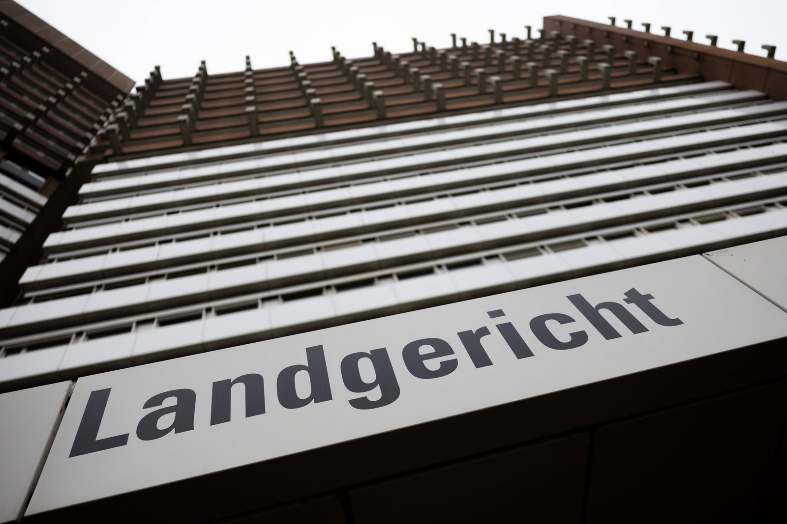 Ein Mann ist wegen Mordes an seiner Ehefrau angeklagt. (Symbolfoto)