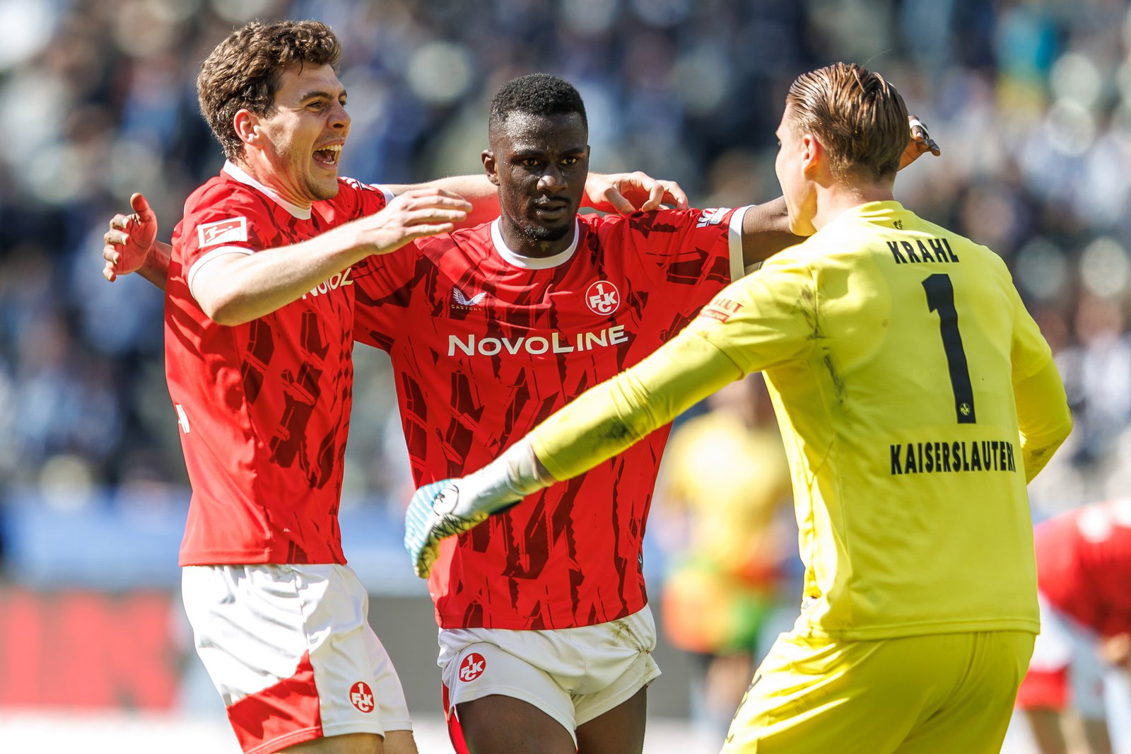 Jacob Rasmussen, Maxwell Gyamfi und Julian Krahl bejubeln den Auswärtssieg. 