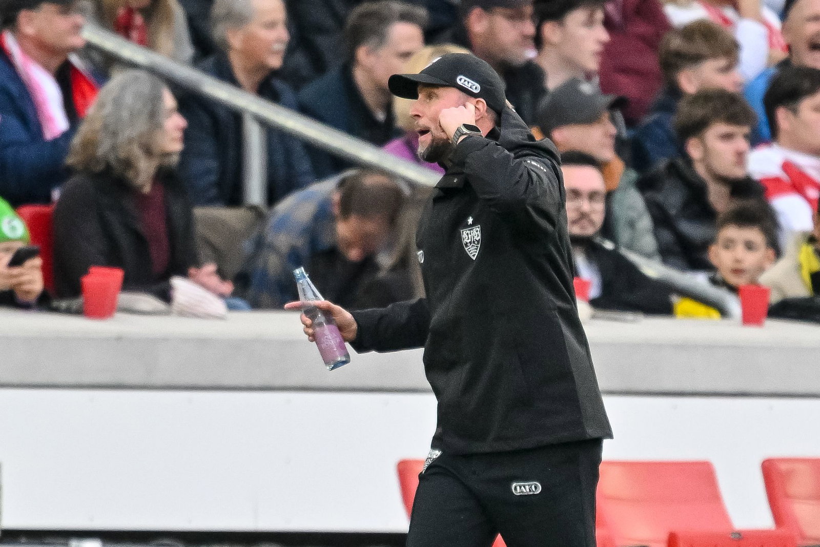 Sebastian Hoeneß trieb seine Elf von der Seitenlinie aus an.