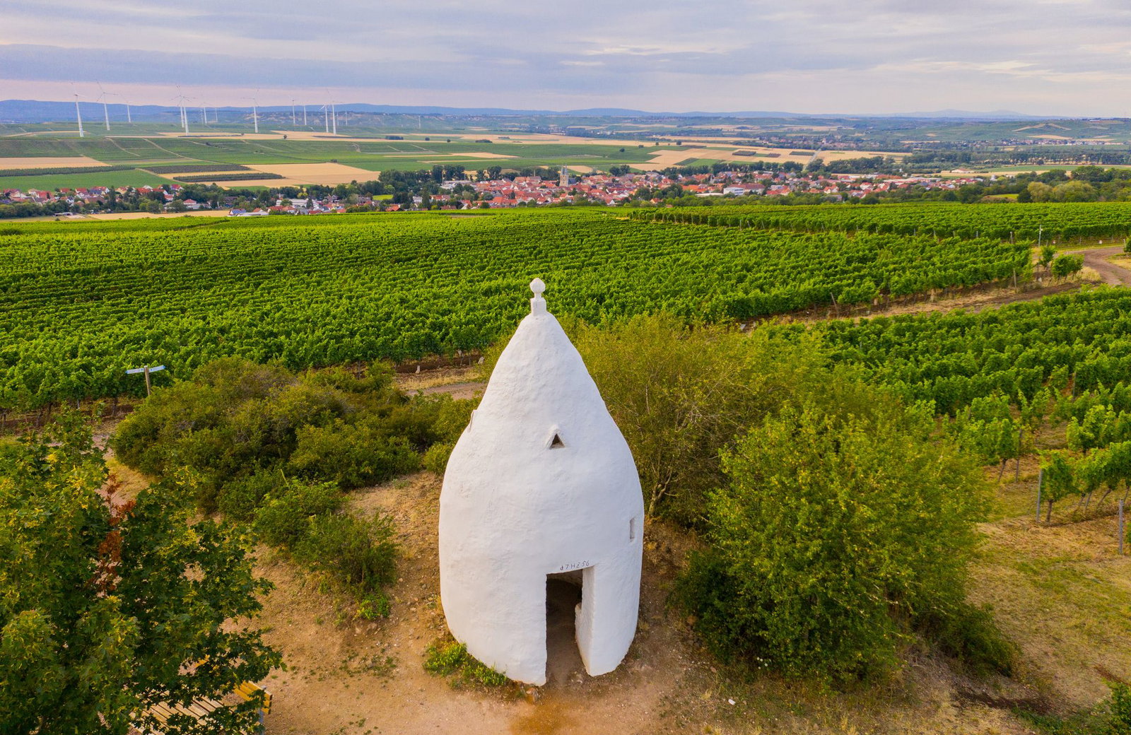 Ein Trullo steht in den Weinbergen. Wanderwege und Wein gehören zu den Attraktionen in Rheinland-Pfalz. (Archivbild)