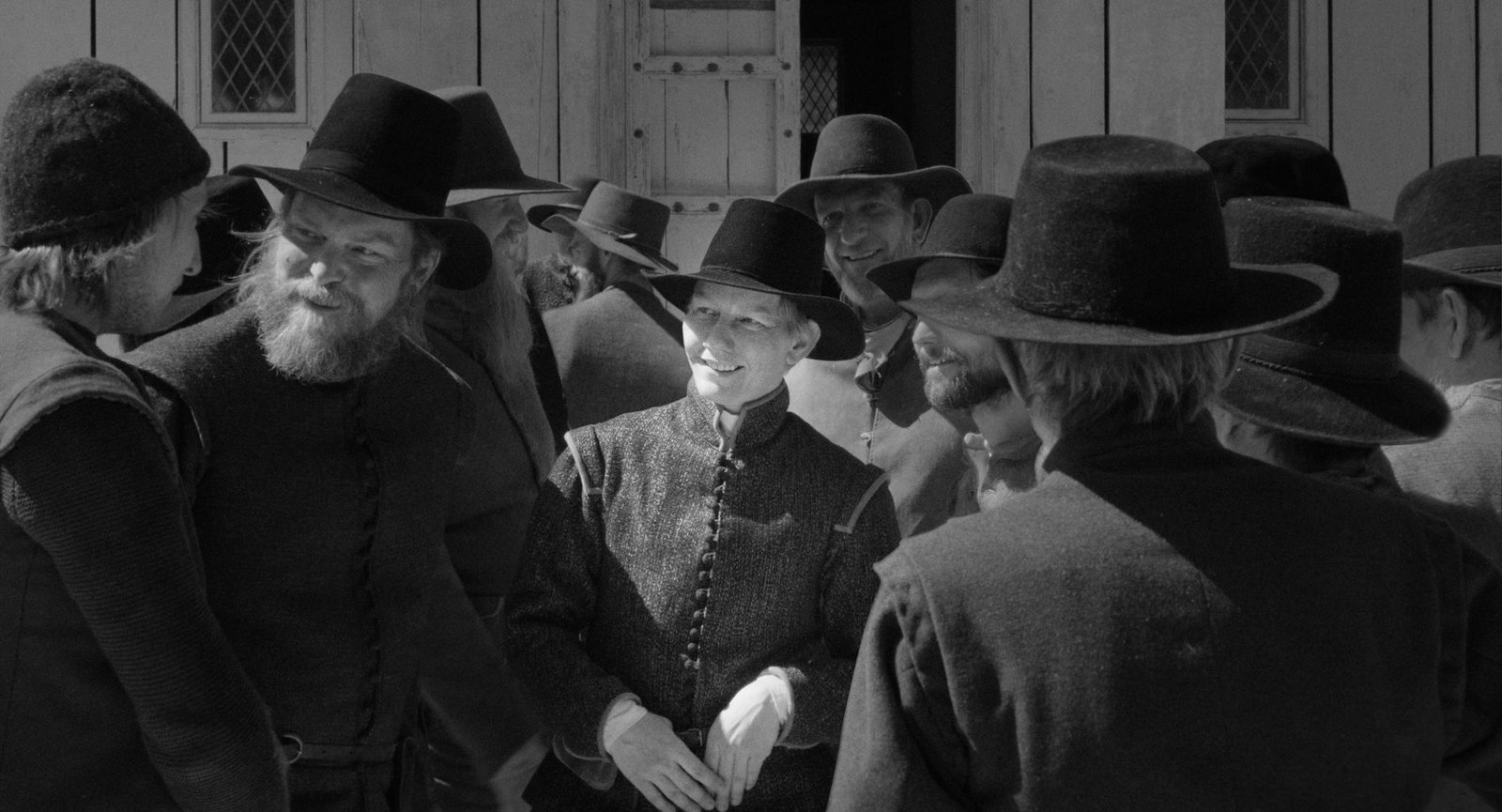 Für ihre Maskerade als Mann trug Hüller einen künstlichen Penis aus Horn, außerdem sei ihr Oberkörper eingeschnürt worden, wie sie im Interview der «Zeit» erzählte. 