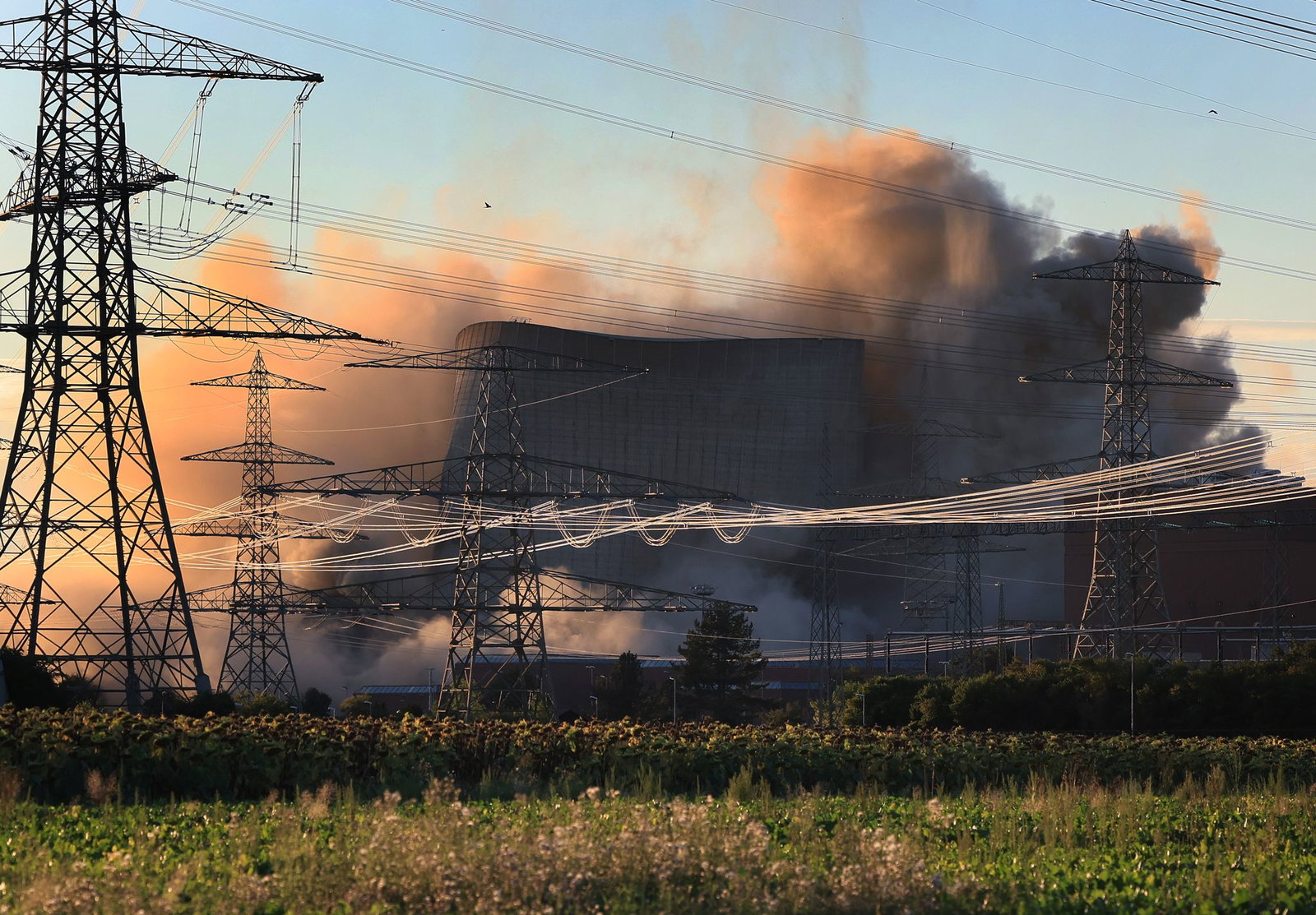 Im August 2024 wurden die Kühltürme des stillgelegten Kernkraftwerkes Grafenrheinfeld gesprengt. Ein Mann hatte dabei für Verzögerungen gesorgt. (Archivbild)