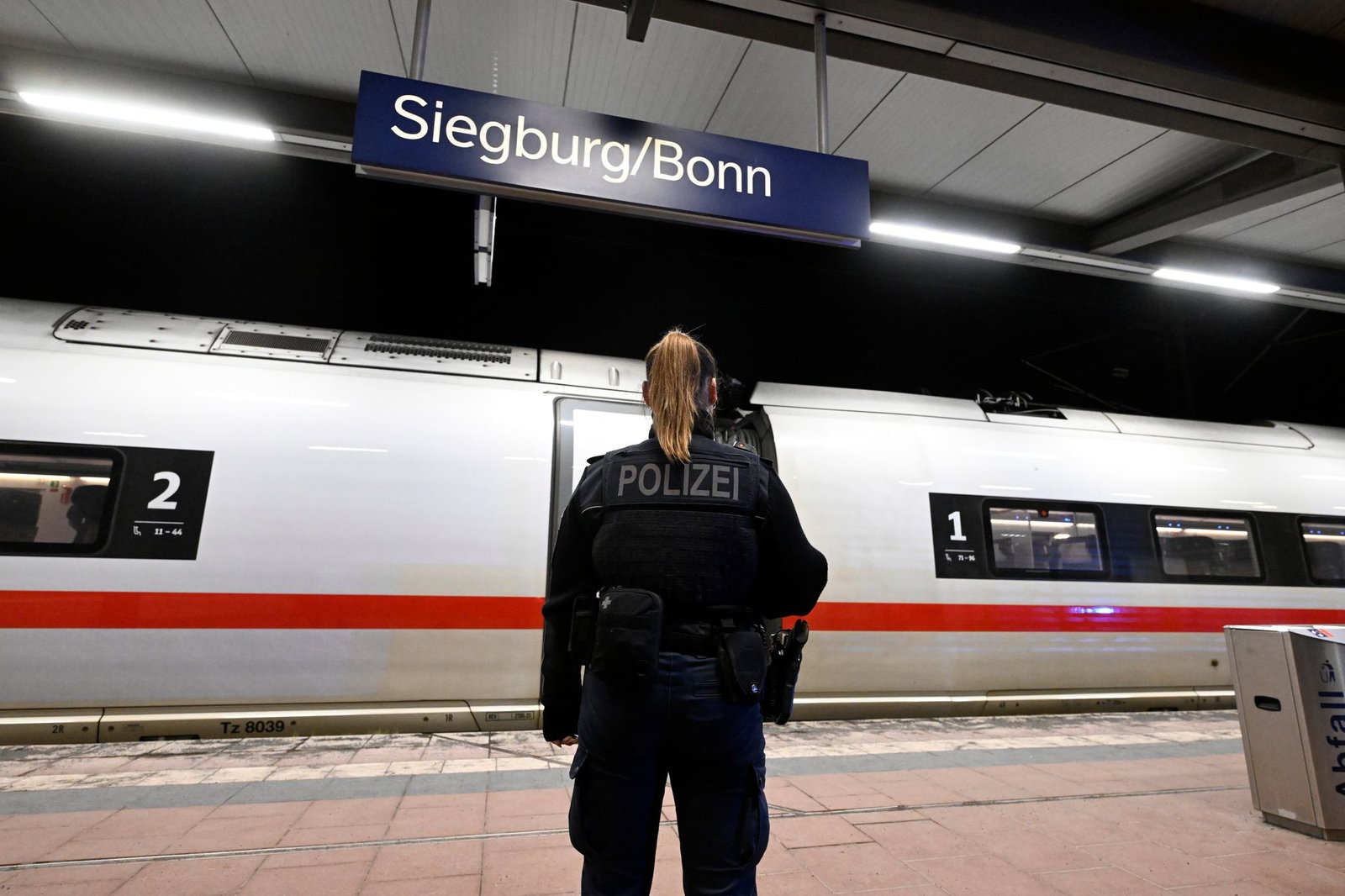 Bei der Ankunft im Bahnhof Siegburg/Bonn wurde der 20-Jährige von der Bundespolizei aus dem ICE gezogen.