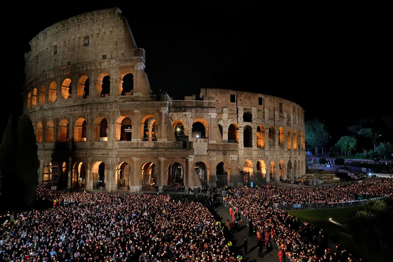 Mit einer Prozession am Kolosseum wird jedes Jahr in Rom an den Kreuzweg erinnert. (Archivbild)