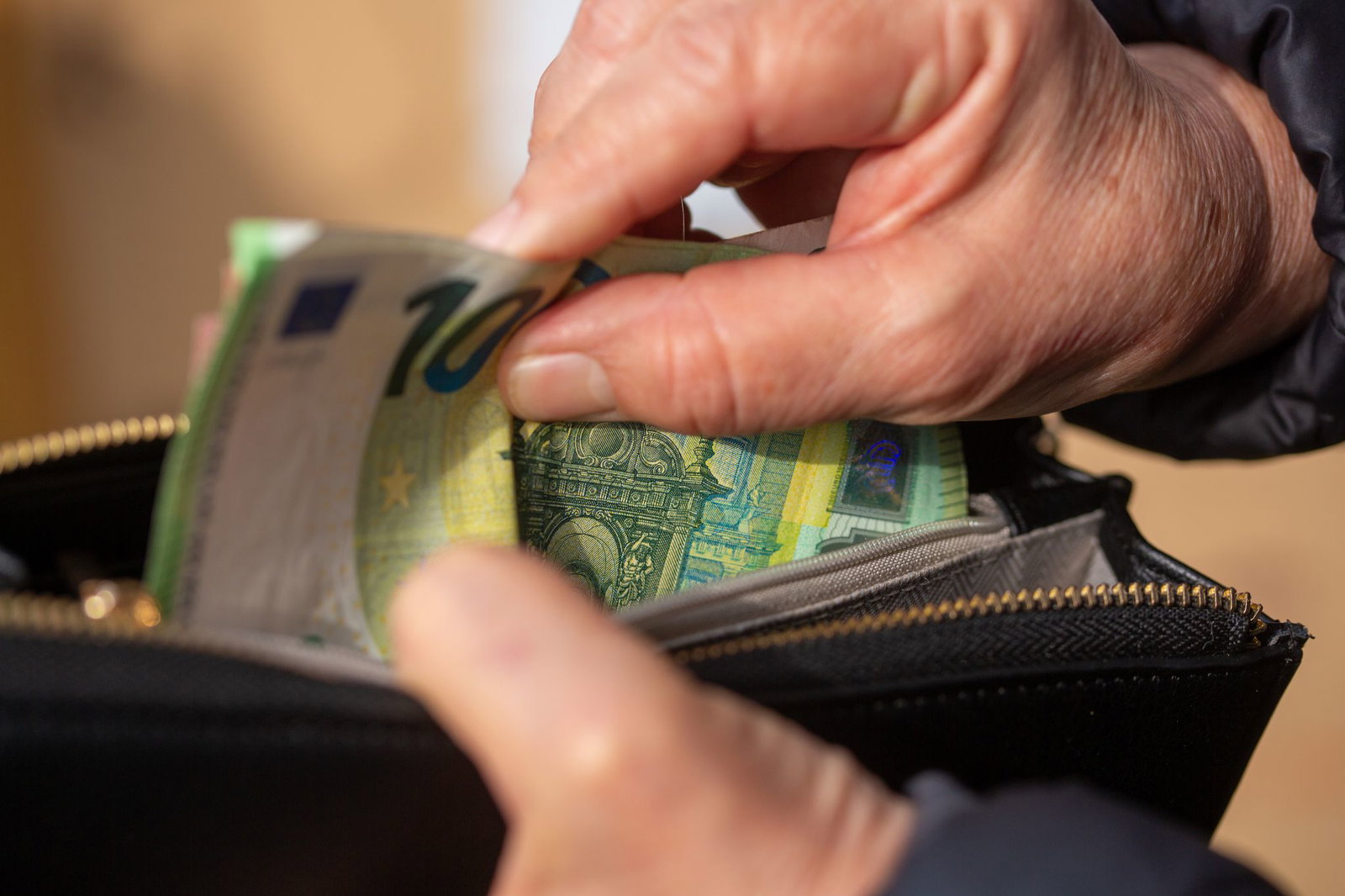 Frauen leben in Rheinland-Pfalz seltener von Lohnarbeit als Männer. (Symbolbild)