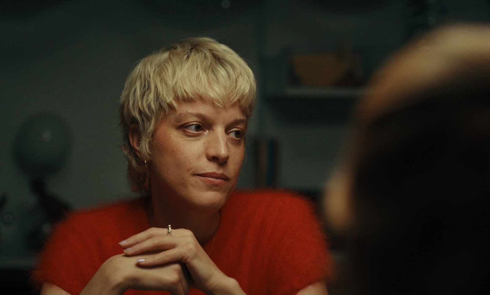 Faligant verkörpert mit ihrem zarten französischen Akzent eine notwendige Entrücktheit.