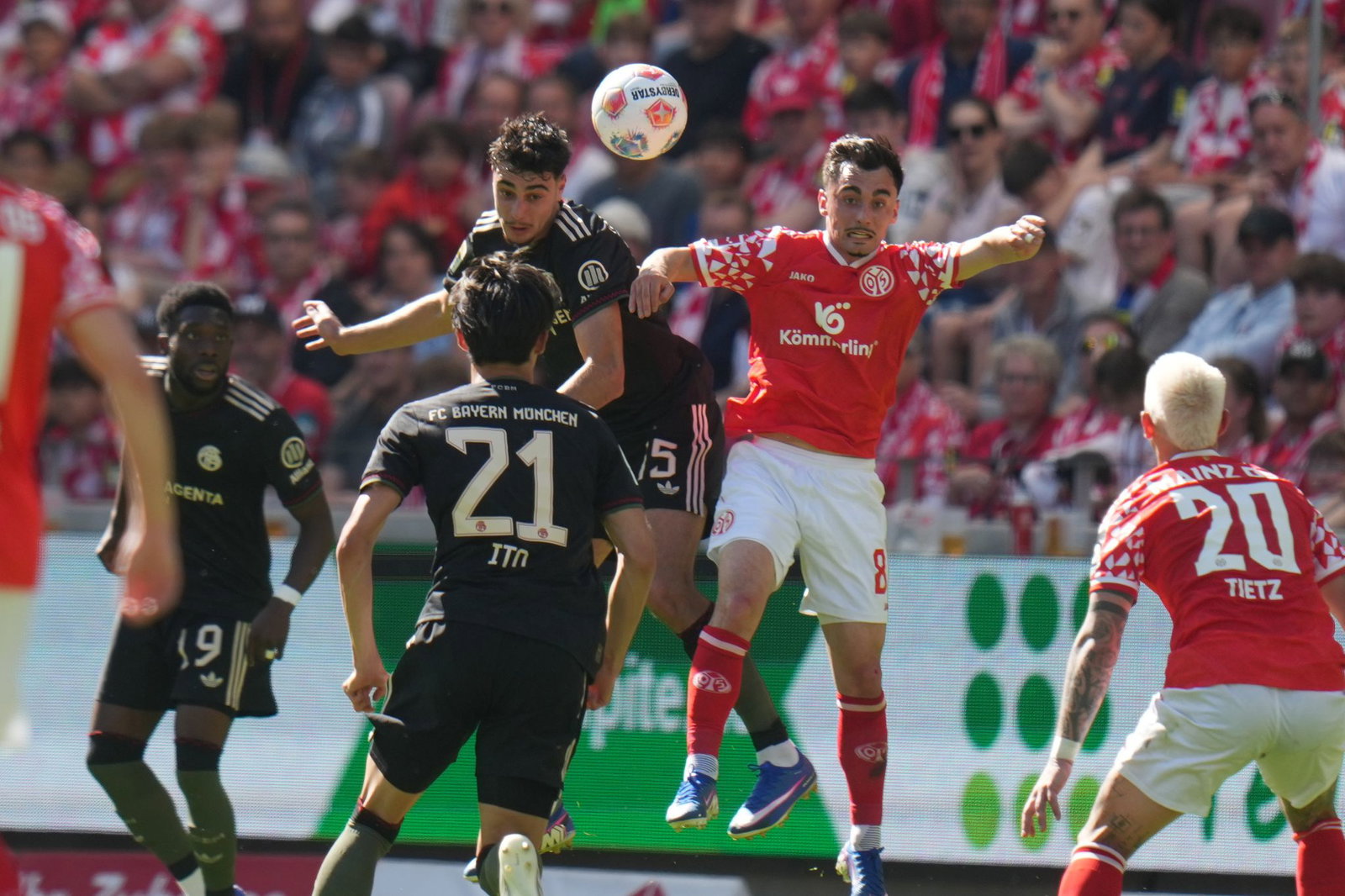 Die Meister-Bayern fanden in Mainz lange Zeit nicht ins Spiel - drehten dann aber auf.