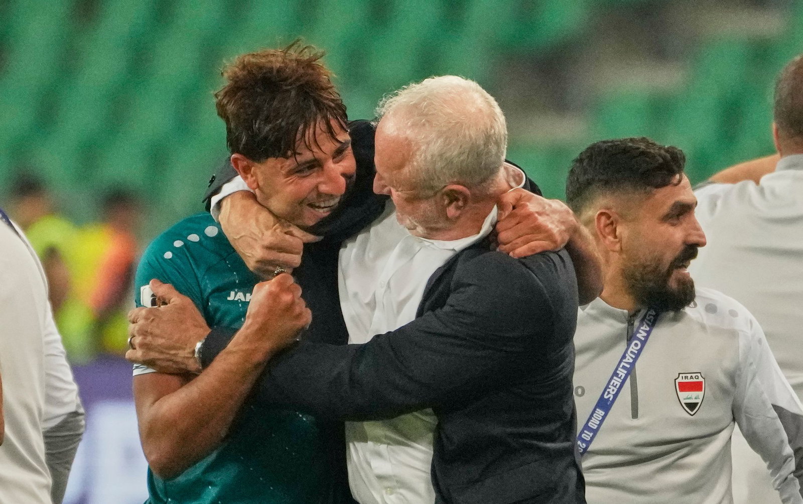 Trainer Graham Arnold (M) freut sich mit seinem Spieler Mohanad Ali. (Archivbild)