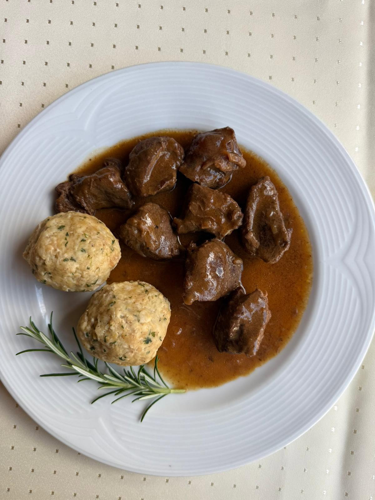 Hirschgulasch mit Kartoffelklößen