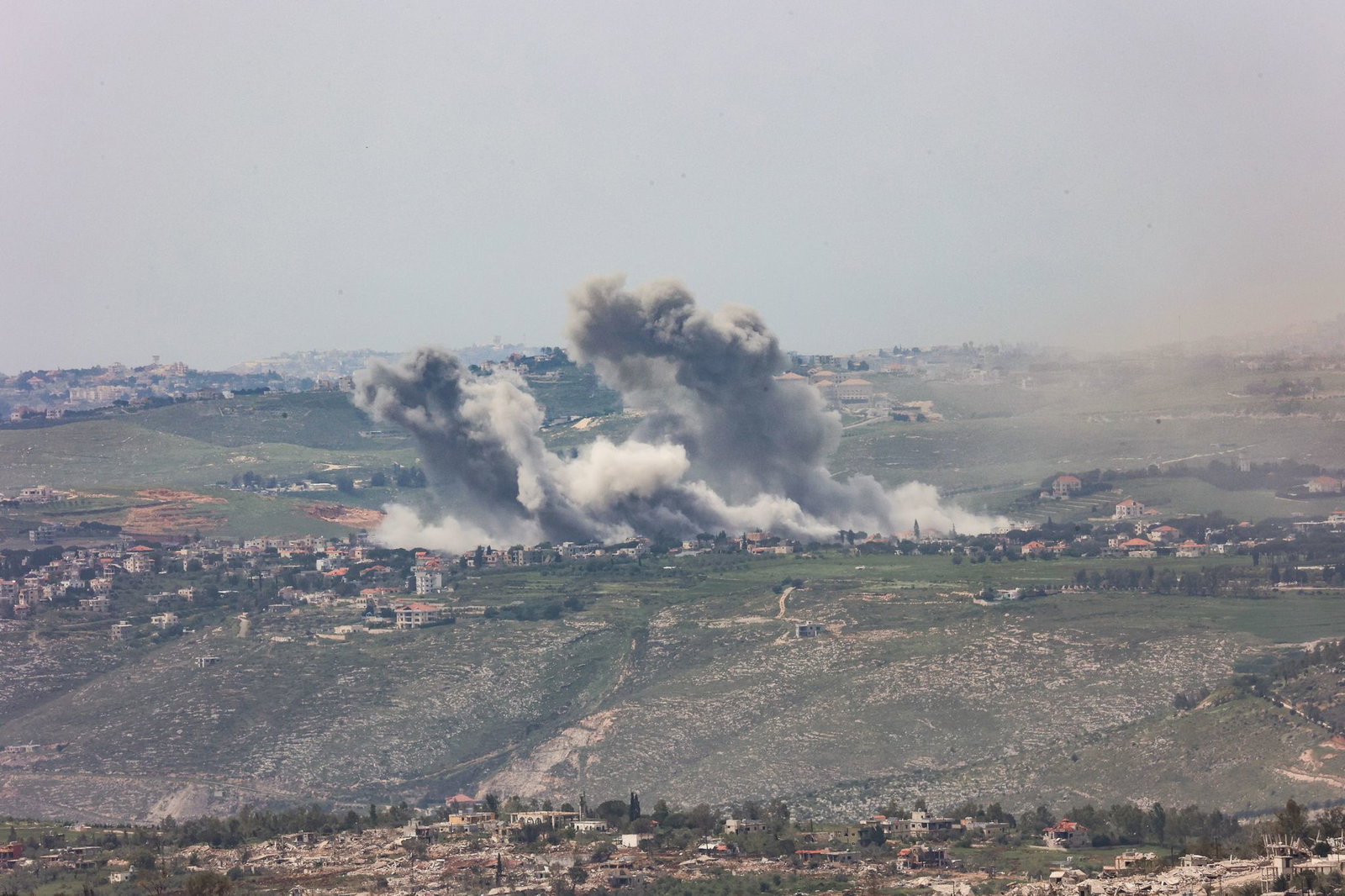 Trotz der Waffenruhe greift das israelische Militär weiterhin Stellungen der Hisbollah im Libanon an. 