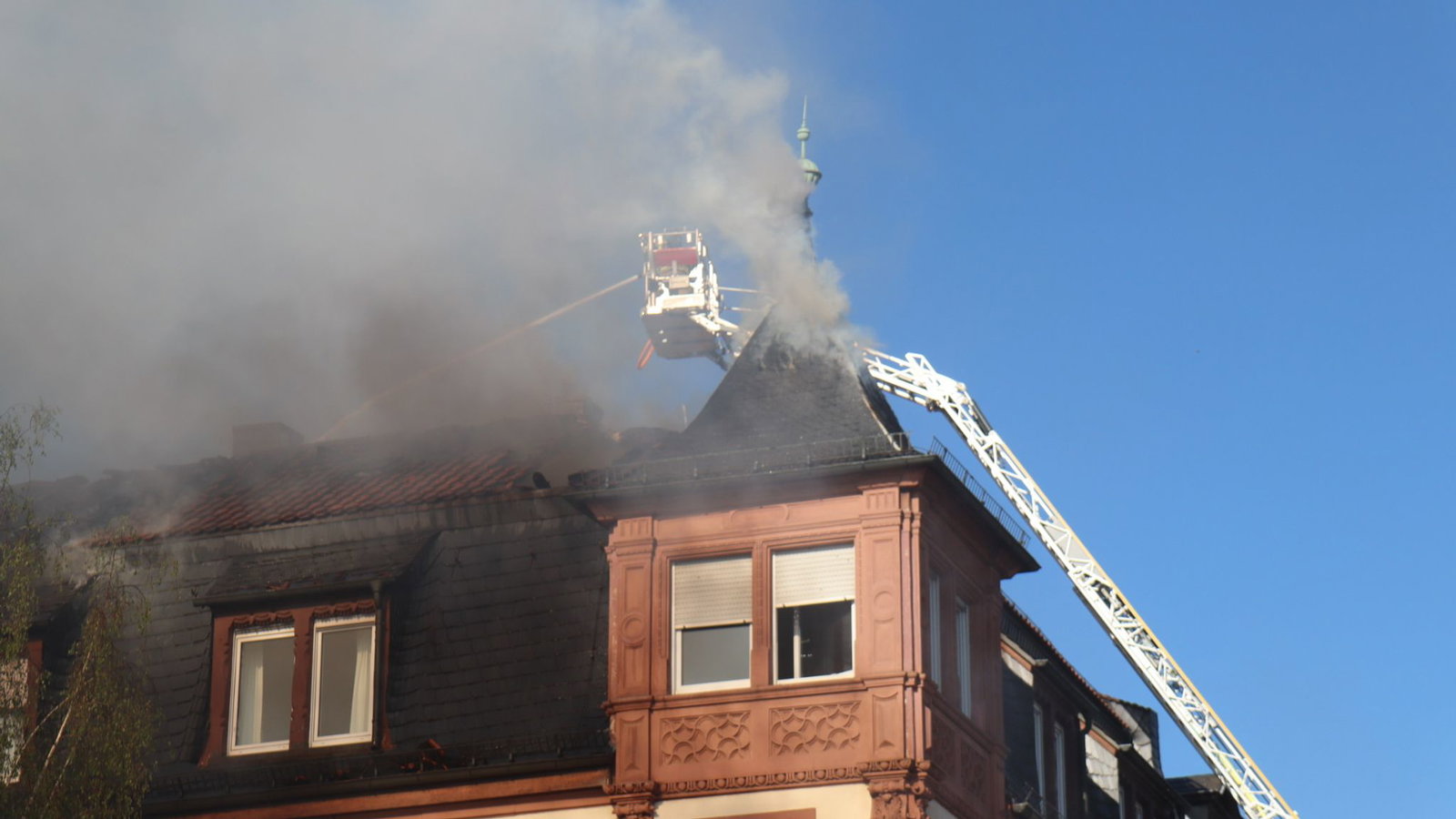 Die Feuerwehr löschte den Brand mit der Hilfe von Drehleitern.