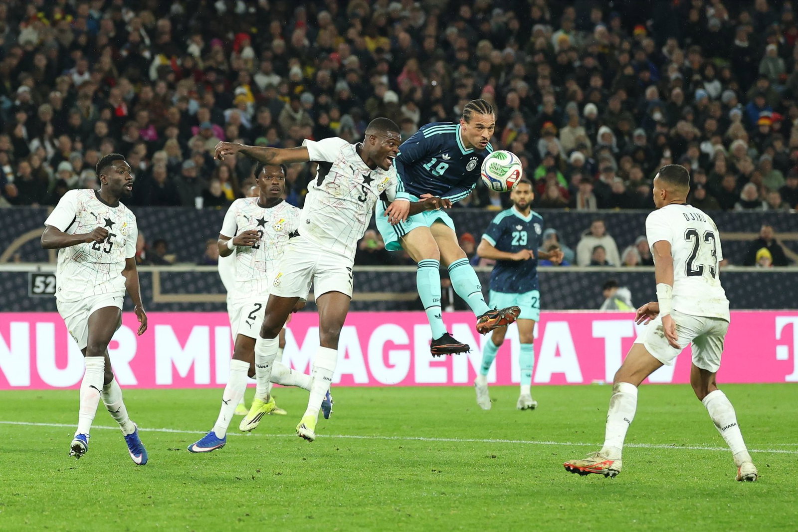 Leroy Sané bereitet das Siegtor mit einer Kopfballvorlage vor.