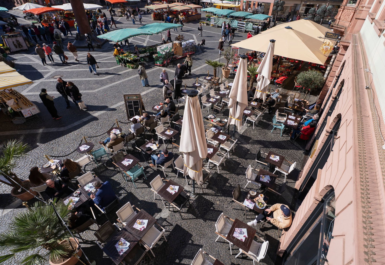 Durchschnittlich beträgt die Terrassengebühr in den zehn betrachteten Städten 813 Euro. (Symbolbild)