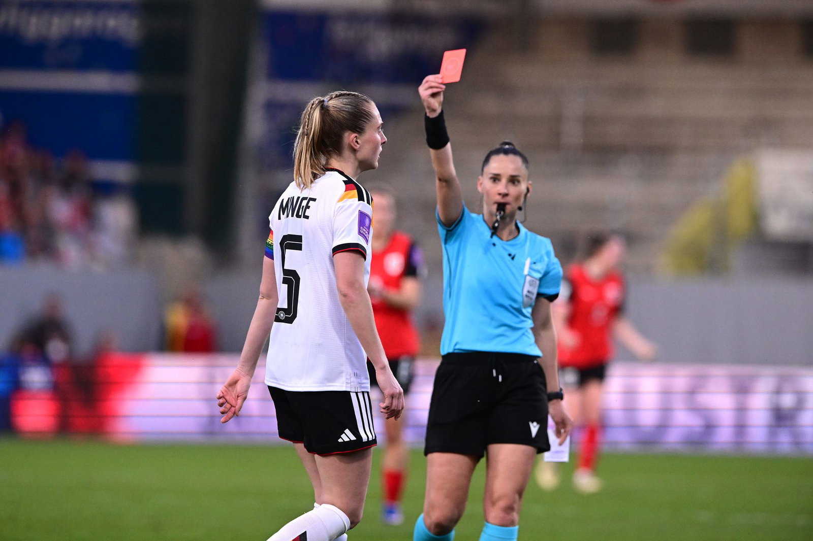Rote Karte für DFB-Kapitänin Janina Minge beim 0:0 in Österreich.  