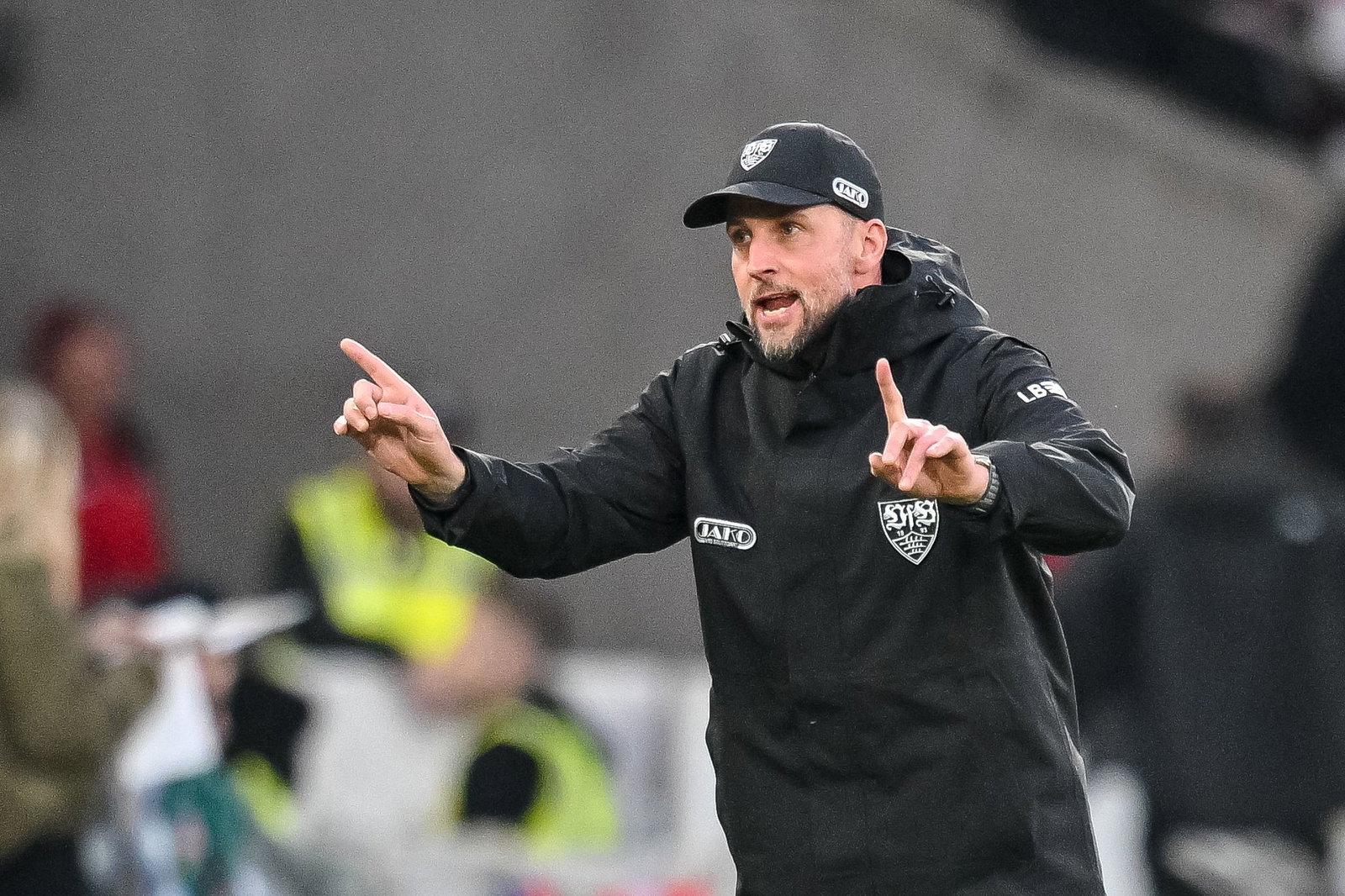 Hat schwierige Partien vor sich: VfB-Trainer Sebastian Hoeneß. (Archivbild)