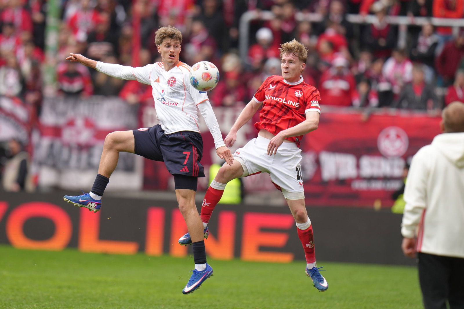 Luca Raimund (Fortuna Düsseldorf,l.) und Mika Haas (1. FC Kaiserslautern) kämpfen um den Ball.