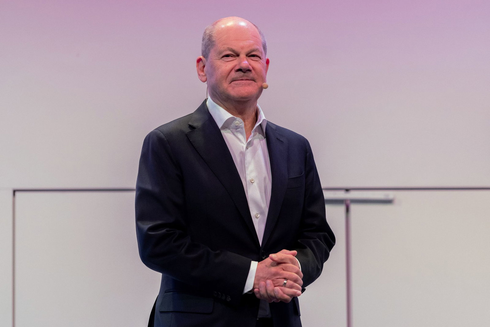 Olaf Scholz sieht keinen Grund für Alarmismus nach dem Trump-Ausfall gegen Merz (Archivbild)