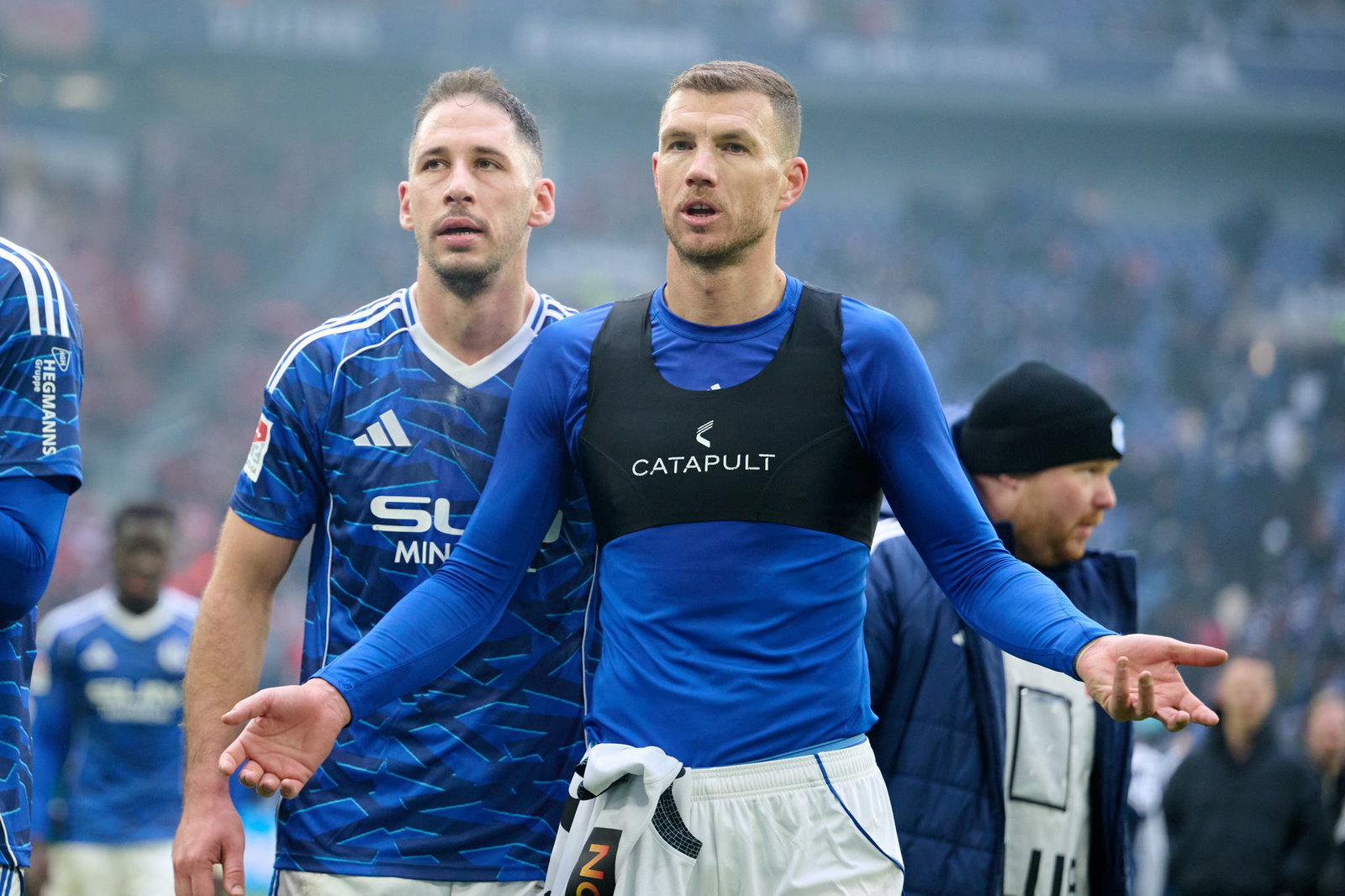 Edin Dzeko (r) und Nikola Katic stehen Schalke vorerst nicht zur Verfügung. (Archivbild) 