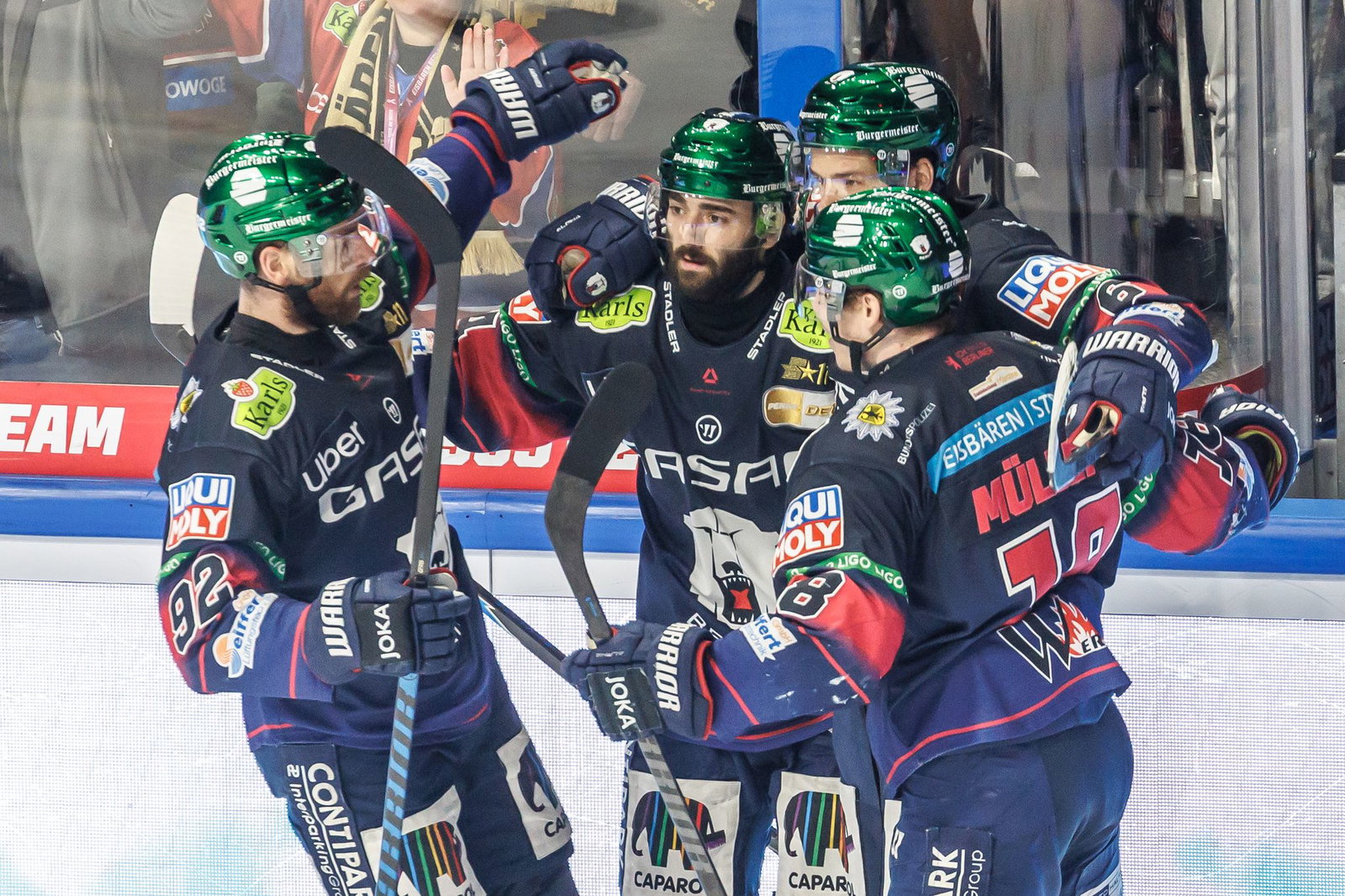 Die Eisbären Berlin hatten auch im zweiten DEL-Finale gegen Mannheim mehrfach Grund zum Jubeln – hier nach dem 2:0 von Liam Kirk (2.v.l.).