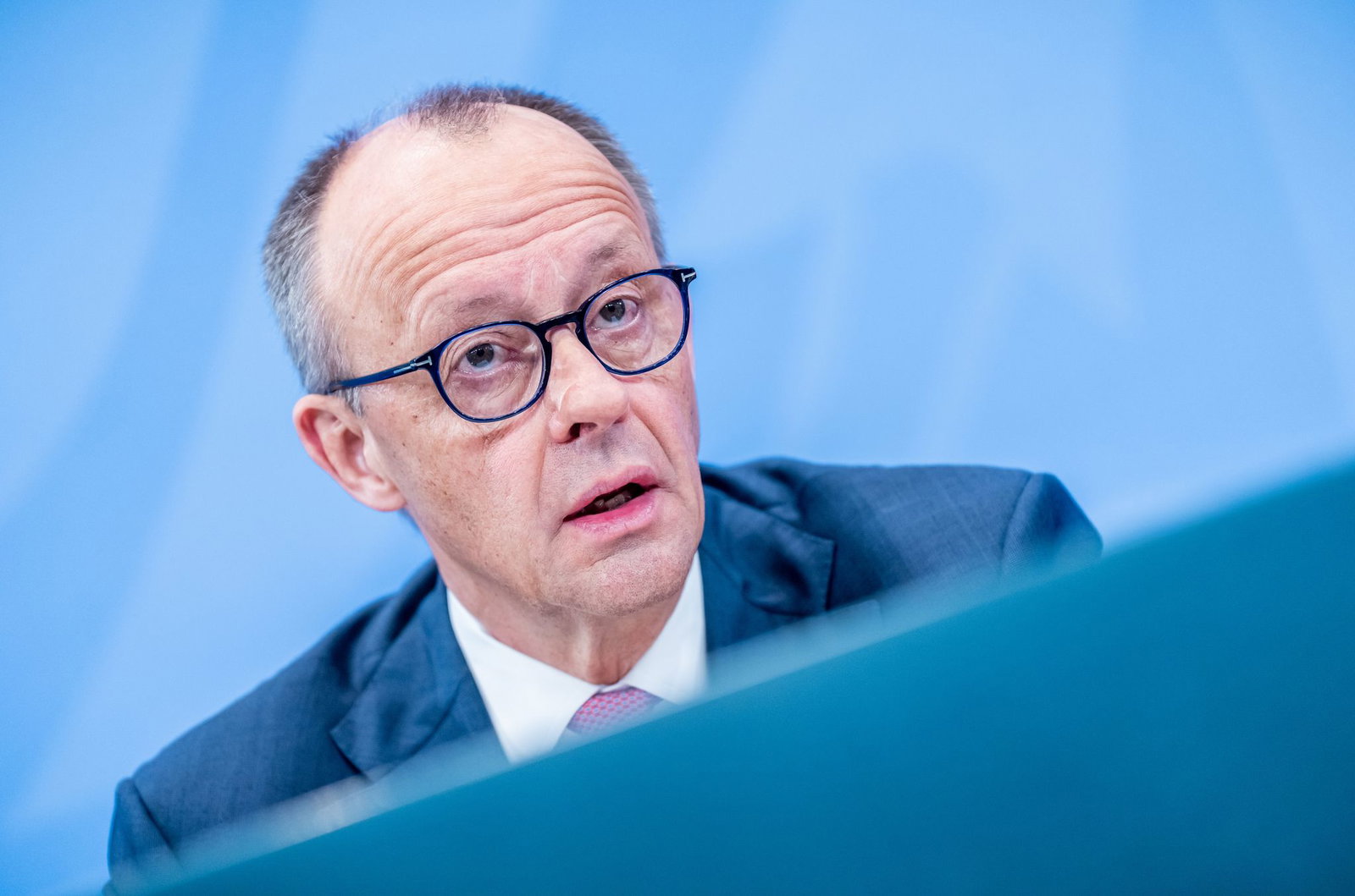 Bundeskanzler Friedrich Merz zeigt sich erleichtert über den Wahlausgang in Ungarn. 