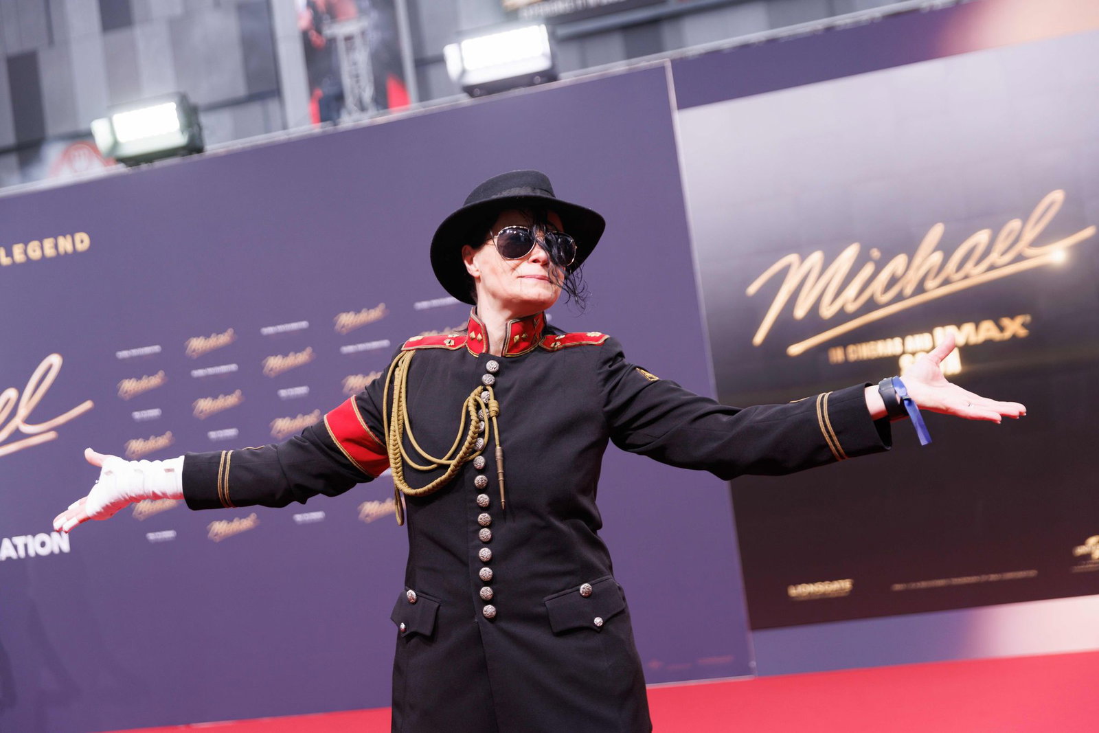Ein Fan im Michael-Jackson-Kostüm bei der Premiere von «Michael». (Archivbild)