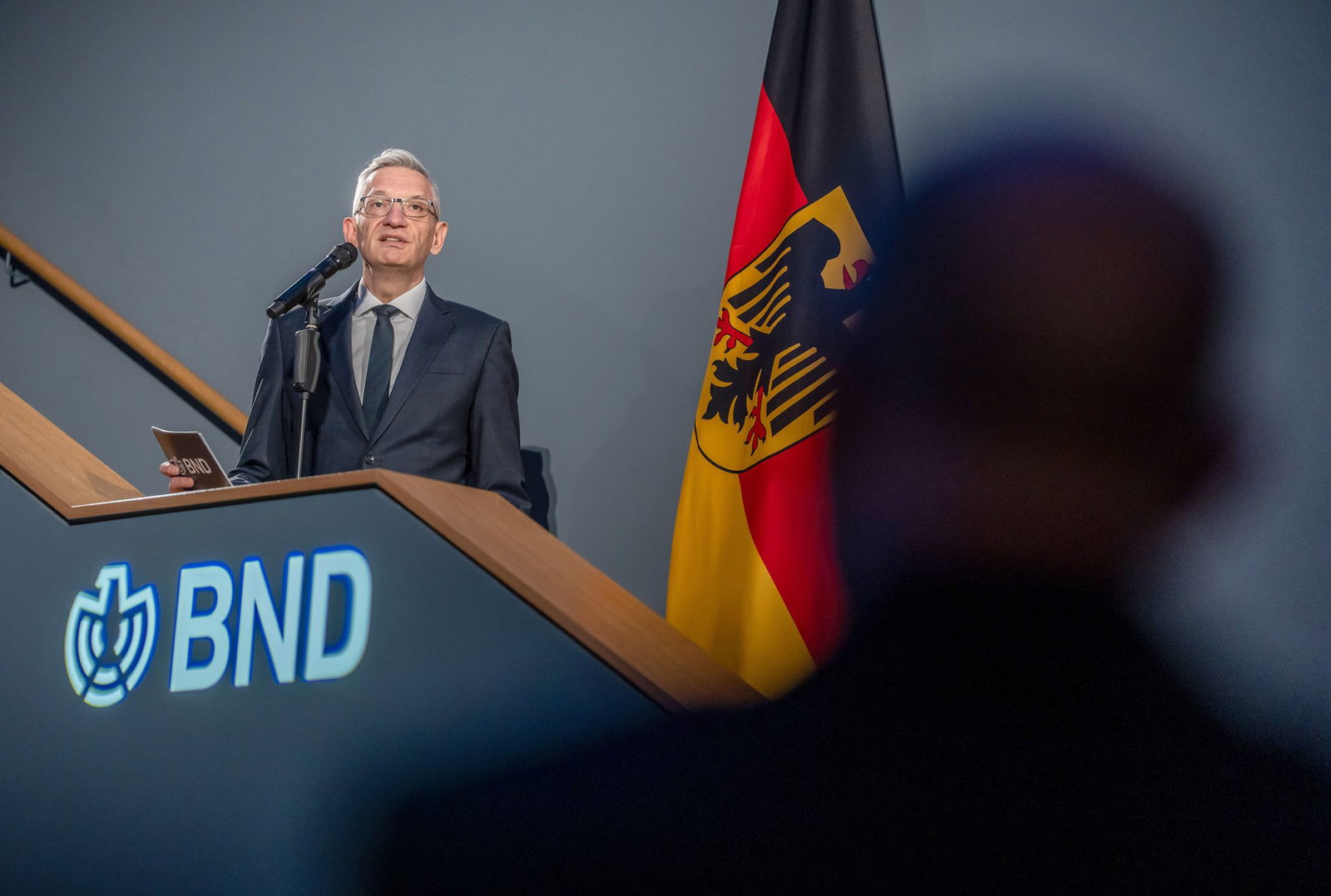Der Präsident des Bundesnachrichtendienstes, Martin Jäger, will den BND zu einer schlagkräftigen Abwehreinheit gegen Angriffe auf Deutschland machen.