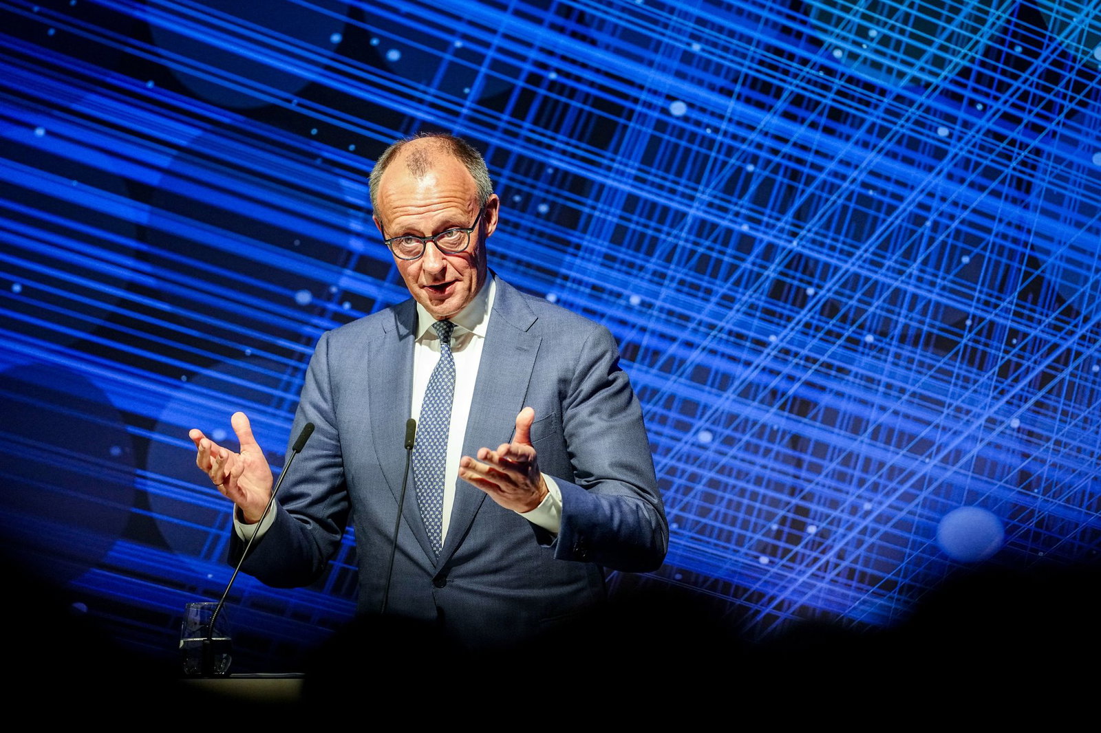 Der Kanzler stimmt die Bürger auf grundlegende Veränderungen bei der Rente ein. 