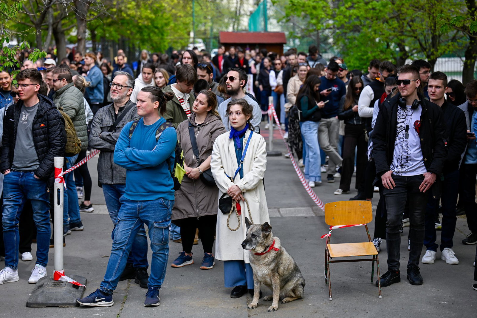 Viele Menschen warten vor einem Wahllokal in Budapest, um ihre Stimme abzugeben.