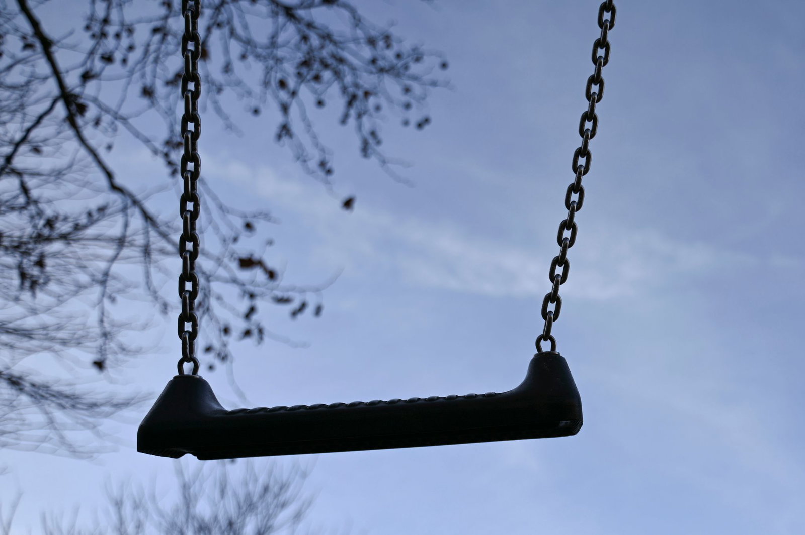 Das Kind lief von einem Spielplatz zum Fluss und fiel hinein. (Symbolbild)